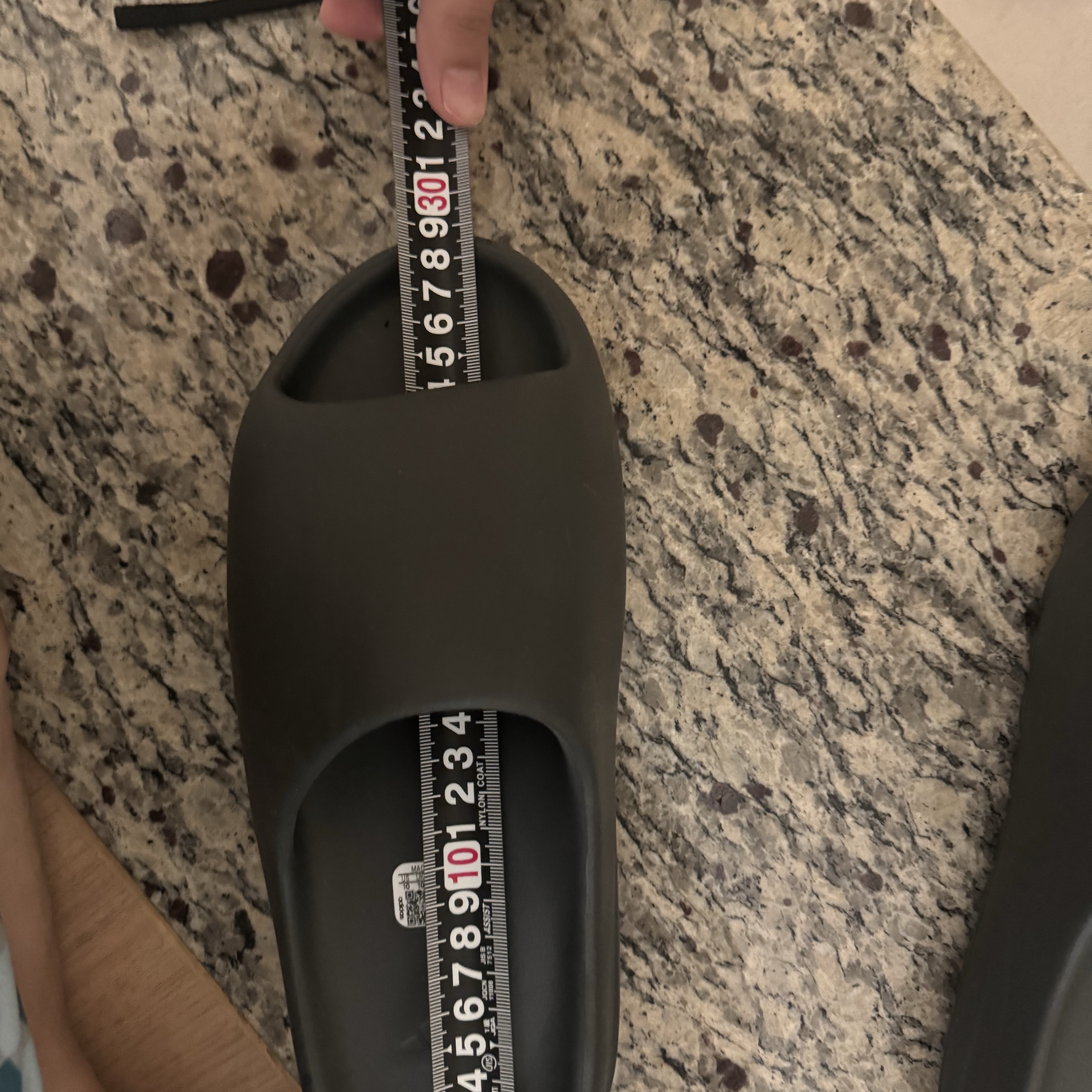 Adidas Yeezy Slide Granite 착용 스타일 - 3