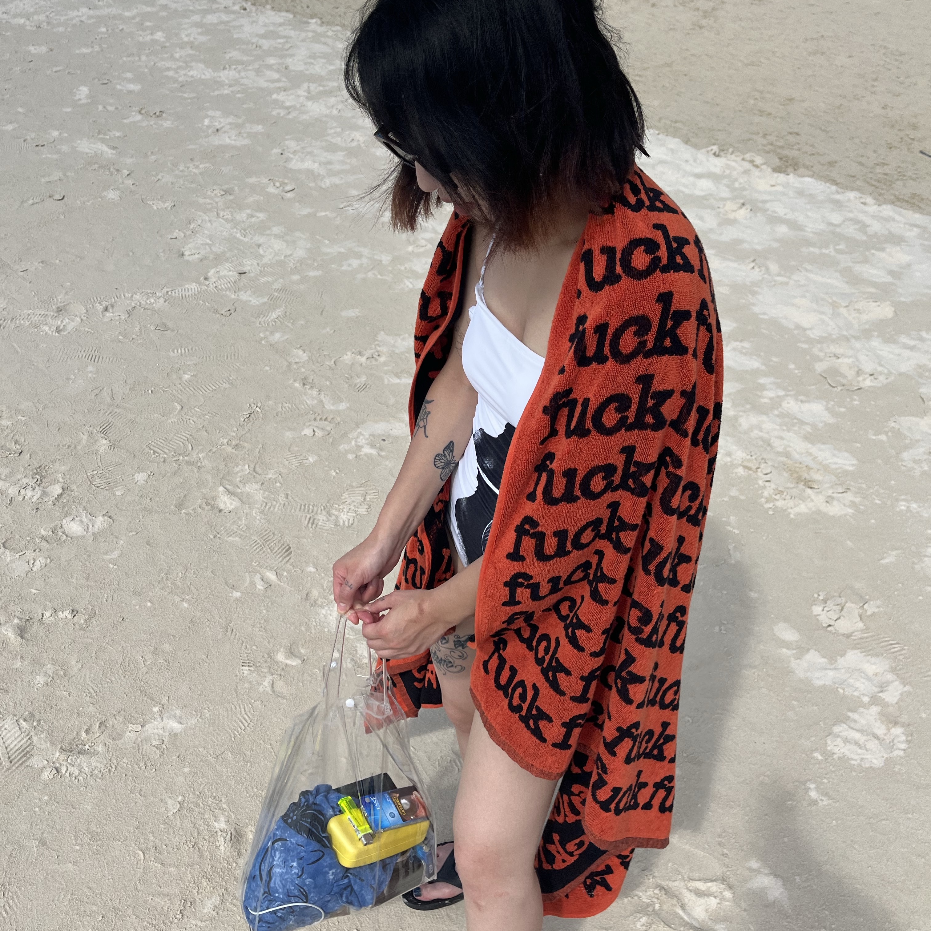 Supreme Fuck Towel Orange - 22SS 착용 스타일
