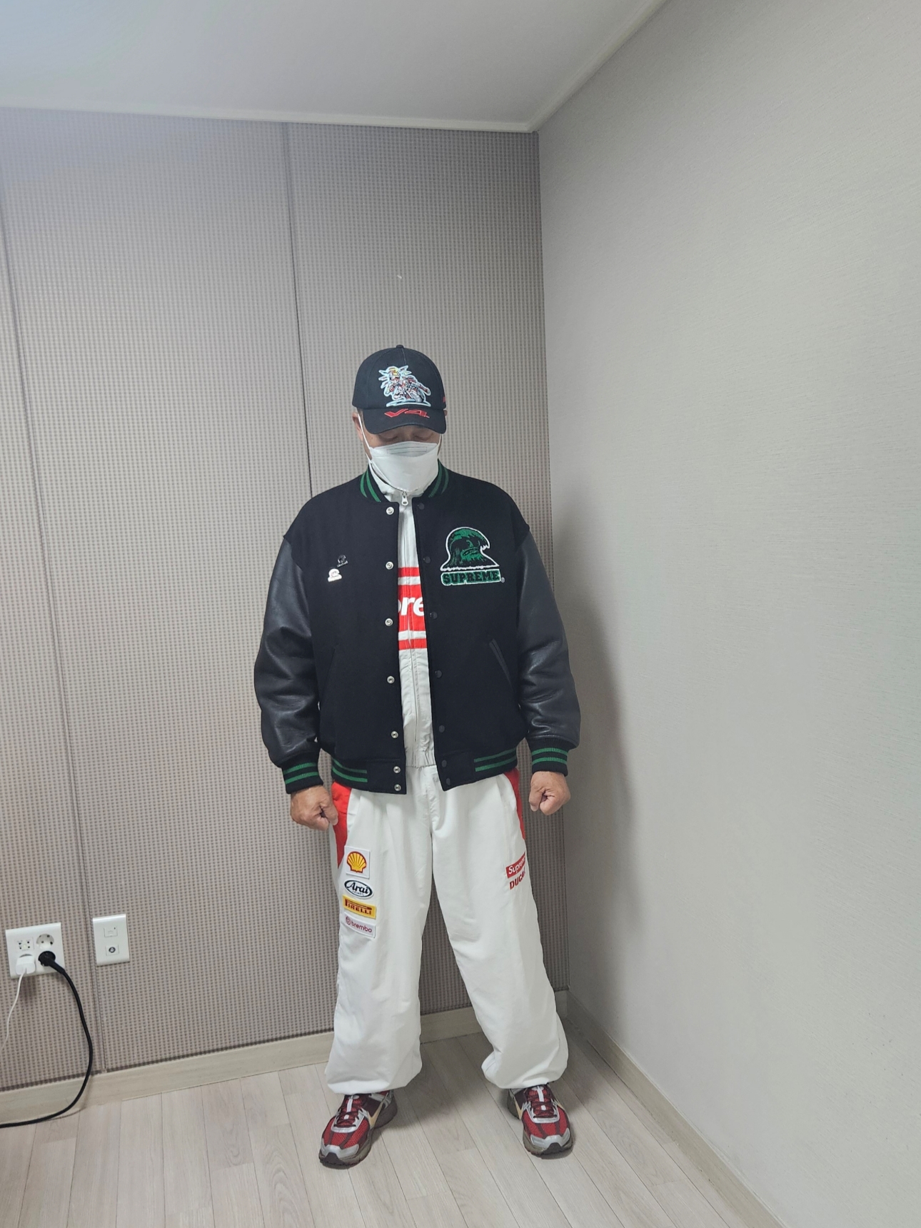 Supreme Wave Varsity Jacket Black - 24SS, Supreme S Logo Loose Fit Jean Washed Blue - 24SS 착용 스타일 - 3