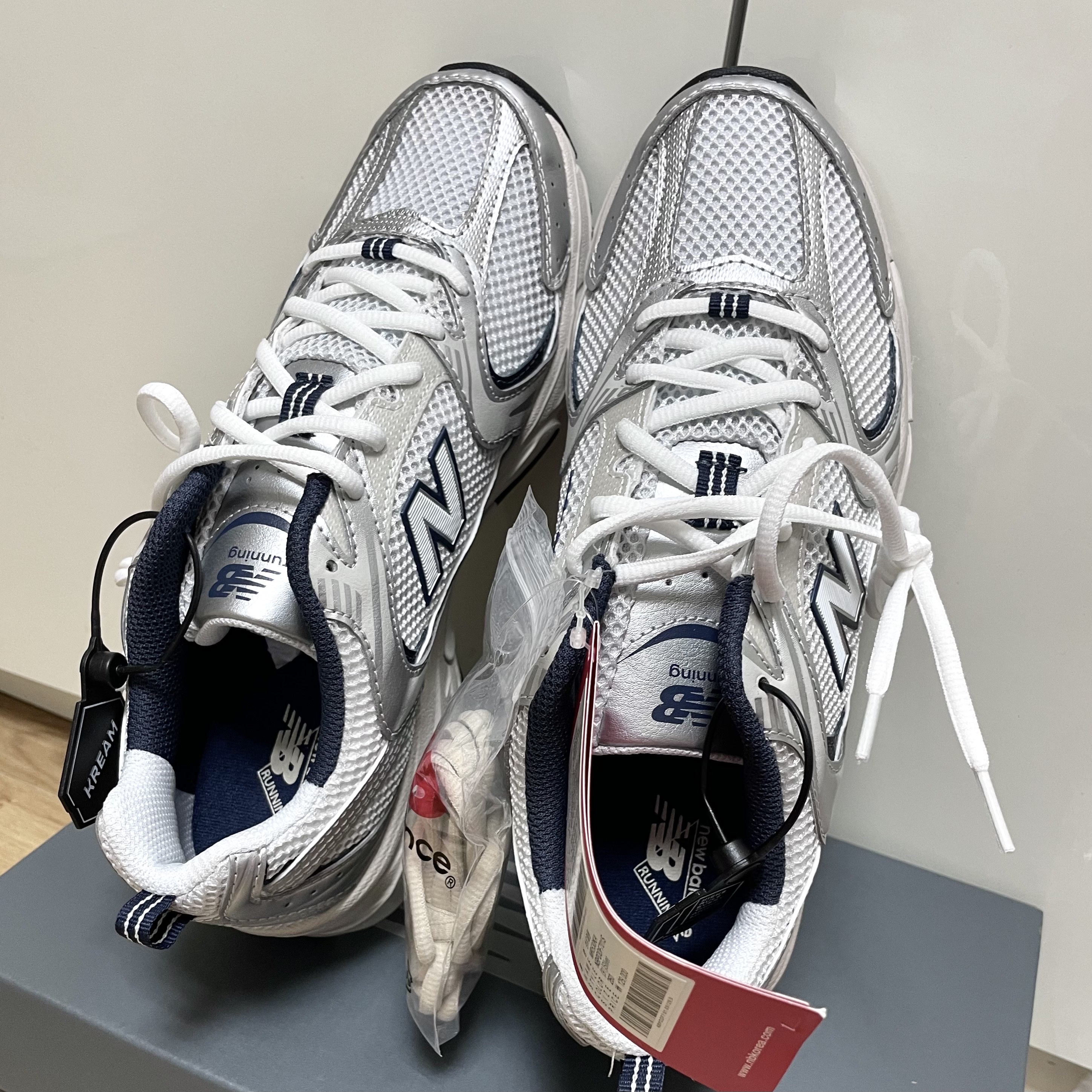 New Balance 530 Steel Grey 착용 스타일 - 2