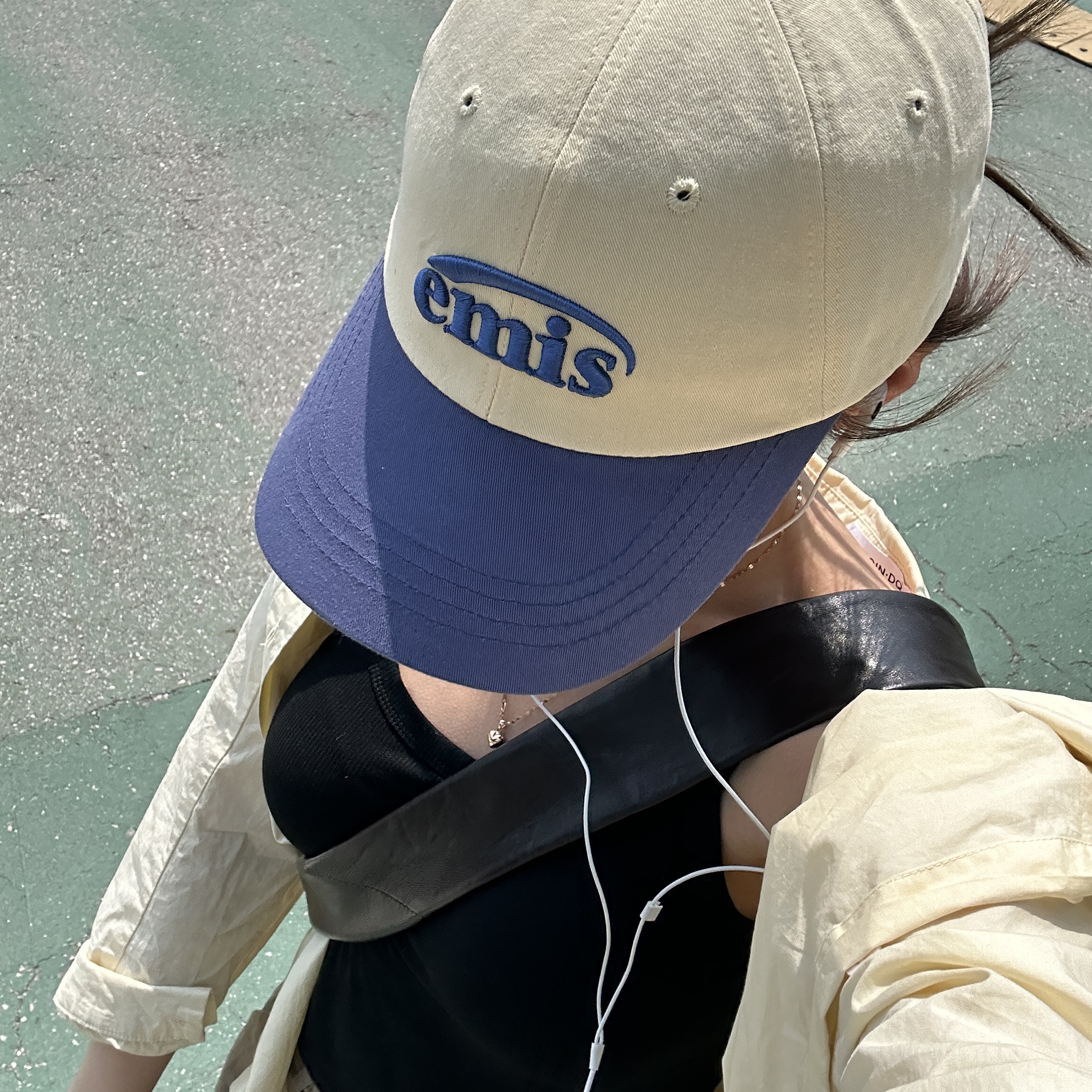 Emis New Logo Emis Cap Yellow Navy, Lemaire Small Croissant Bag Soft Nappa Leather Dark Chocolate 착용 스타일