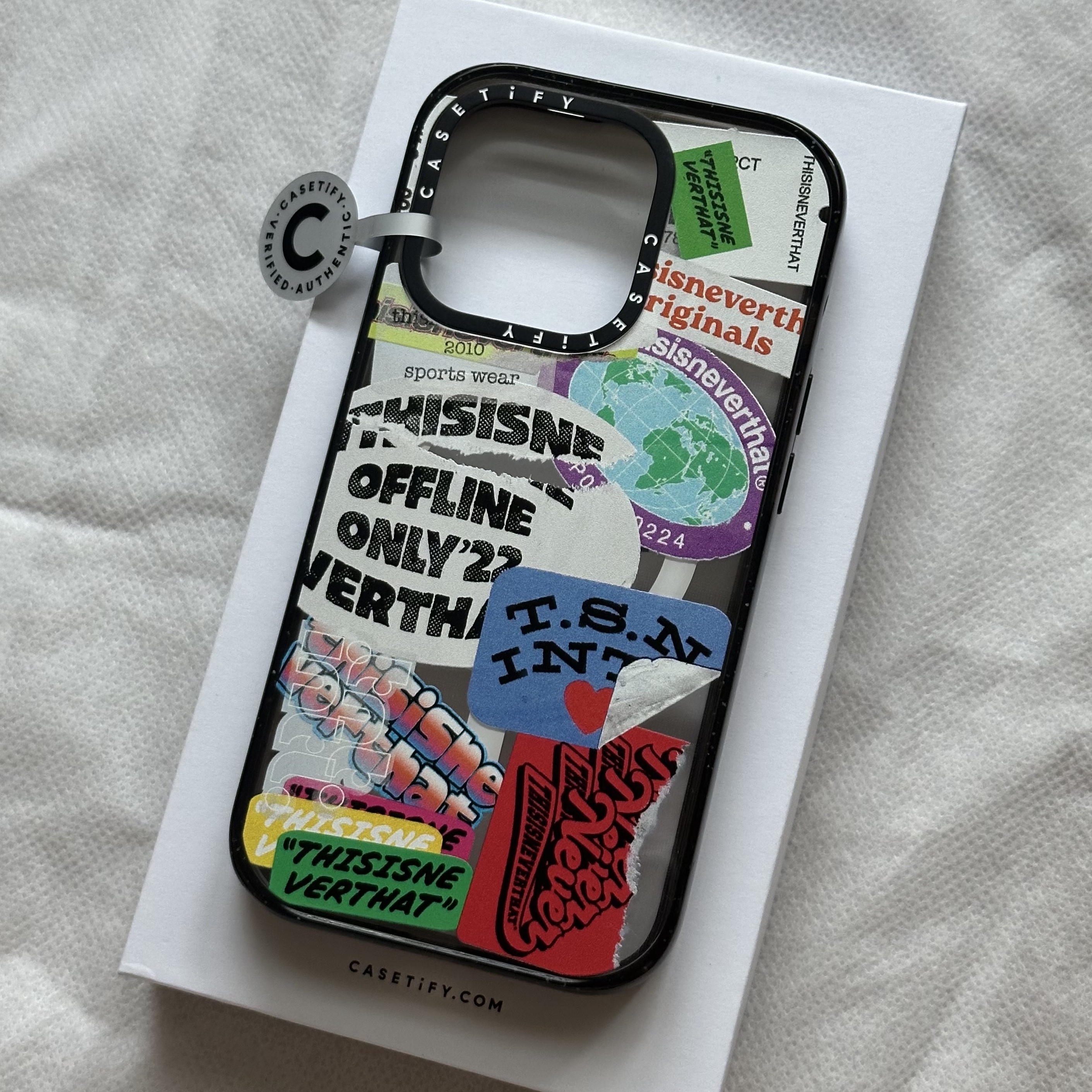 Casetify x Thisisneverthat iPhone Sticker Magsafe Impact Case Clear Black, Casetify x Thisisneverthat iPhone Black Archive Pattern MagSafe Impact Case Clear Black 착용 스타일 - 1