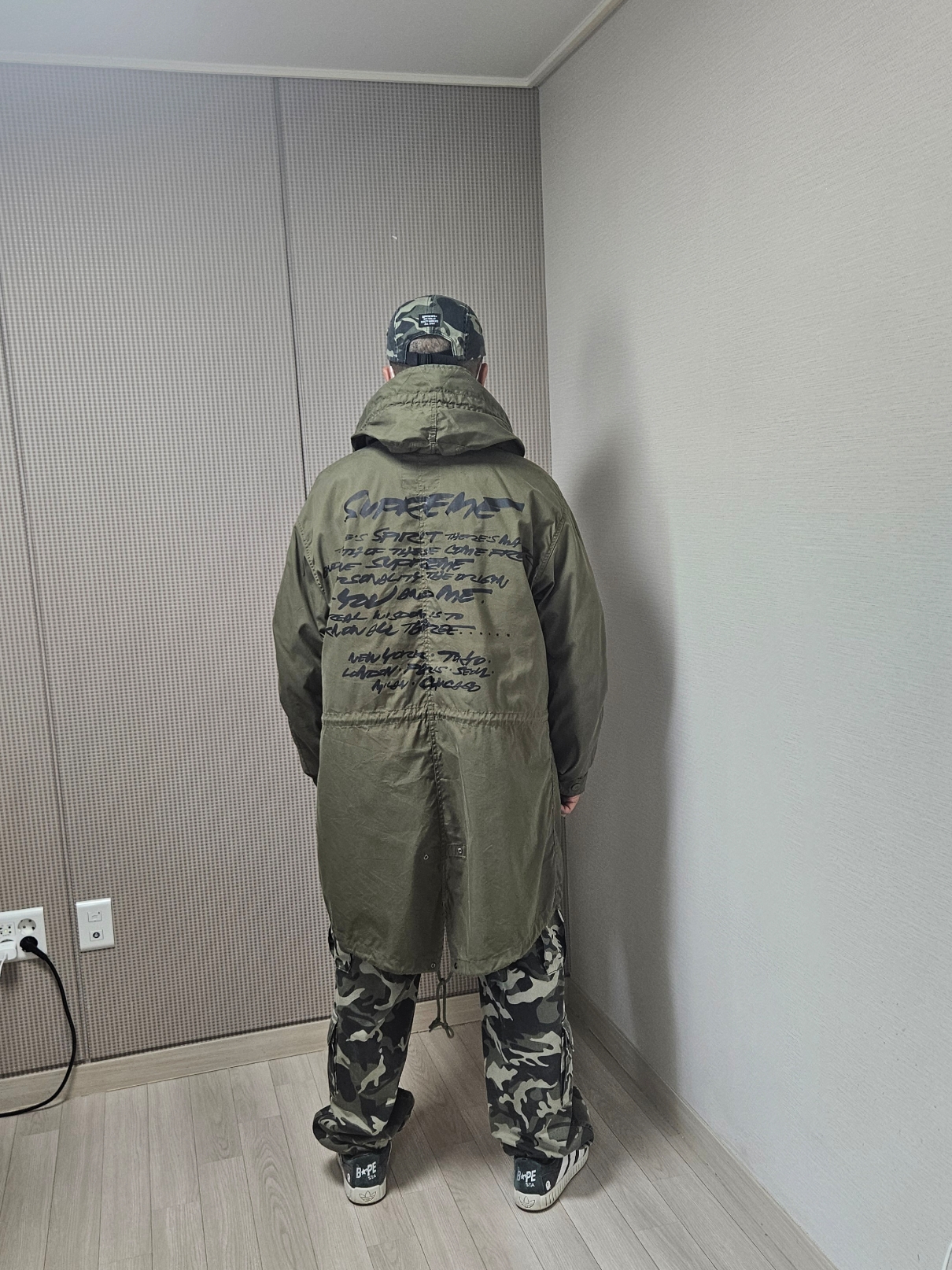 Supreme Cargo Pants Olive Camo - 23SS, Supreme S/S Pocket T-Shirt Olive Camo - 23SS 착용 스타일 - 5