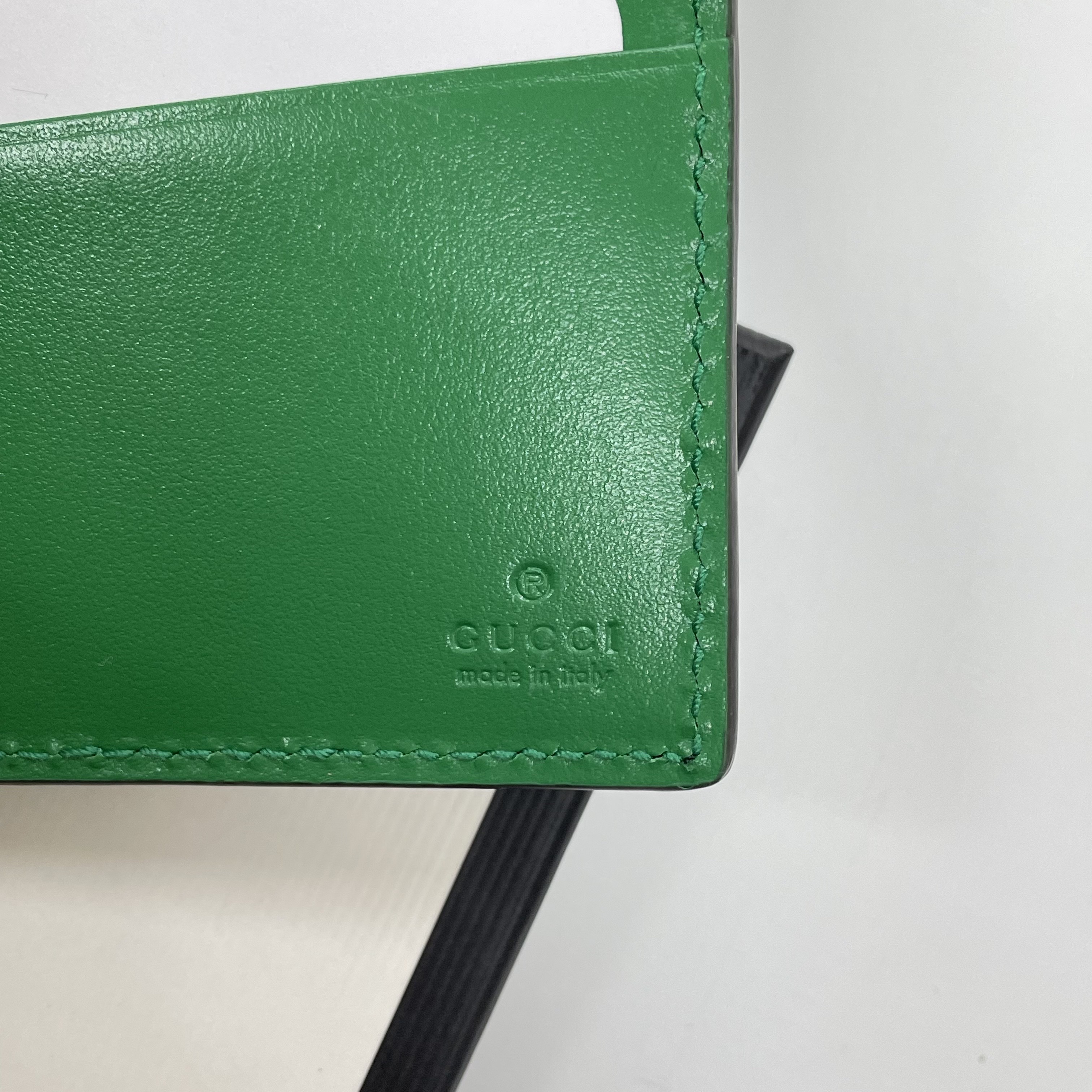 Gucci GG Embossed Bi-Fold Wallet Green 착용 스타일 - 4