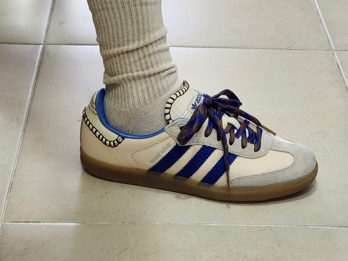 Adidas x Wales Bonner Samba Wonder Clay Royal Blue, Adidas x Pharrell Williams Humanrace Samba Core Black 착용 스타일 - 2