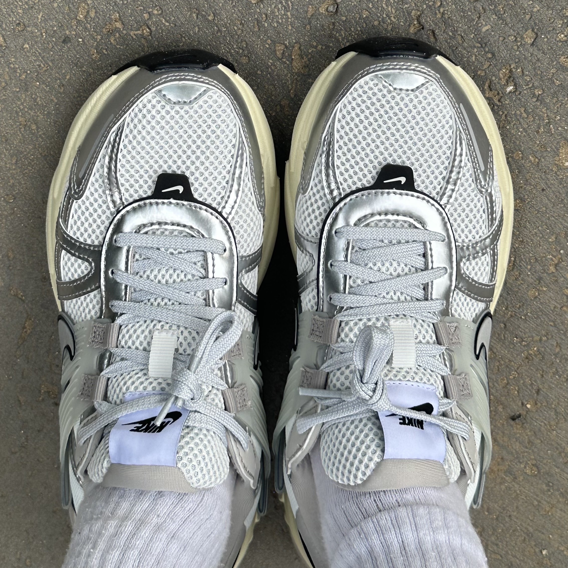 Nike V2K Run Summit White Metallic Silver 착용 스타일 - 3