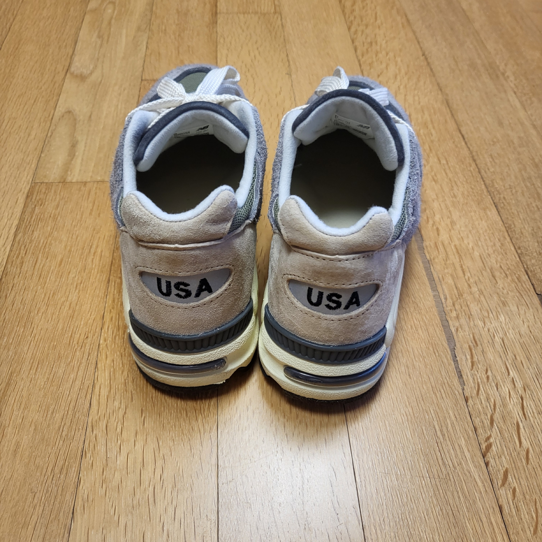 New Balance 990v2 Made in USA Marblehead Incense, New Balance 991 Made in UK Finale Pale Khaki Silver Mink 착용 스타일 - 2