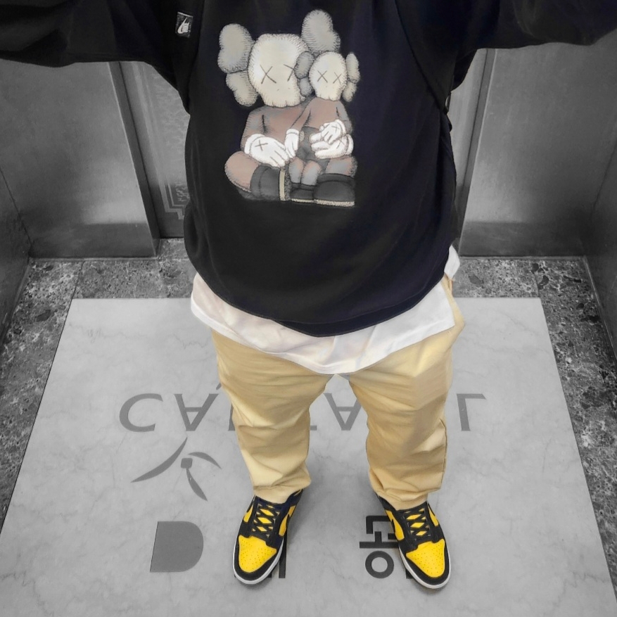 Nike Dunk Low Retro Varsity Maize, Uniqlo UT x Kaws Long Sleeve Sweatshirt Black 착용 스타일