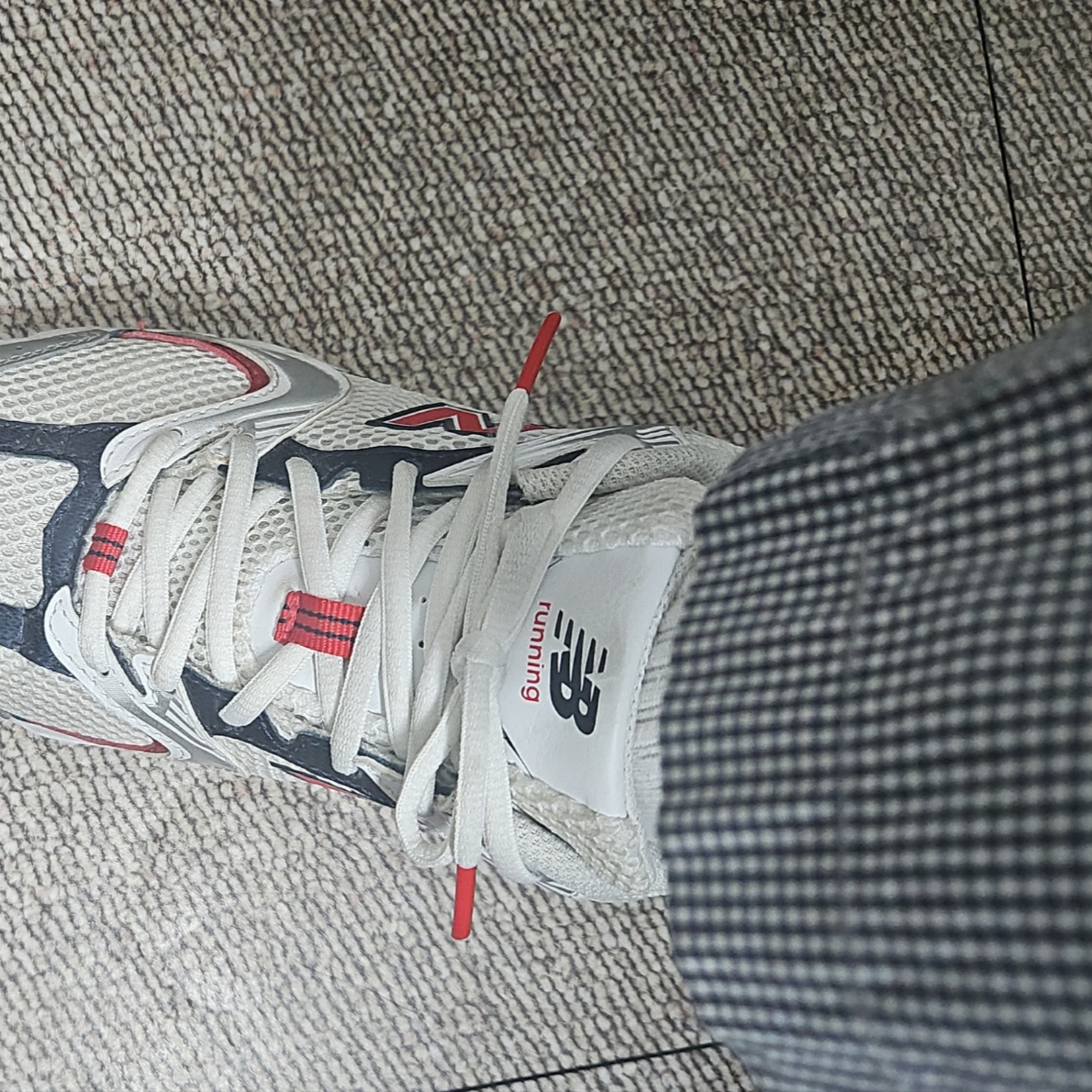 New Balance 530 White Velocity Red 착용 스타일