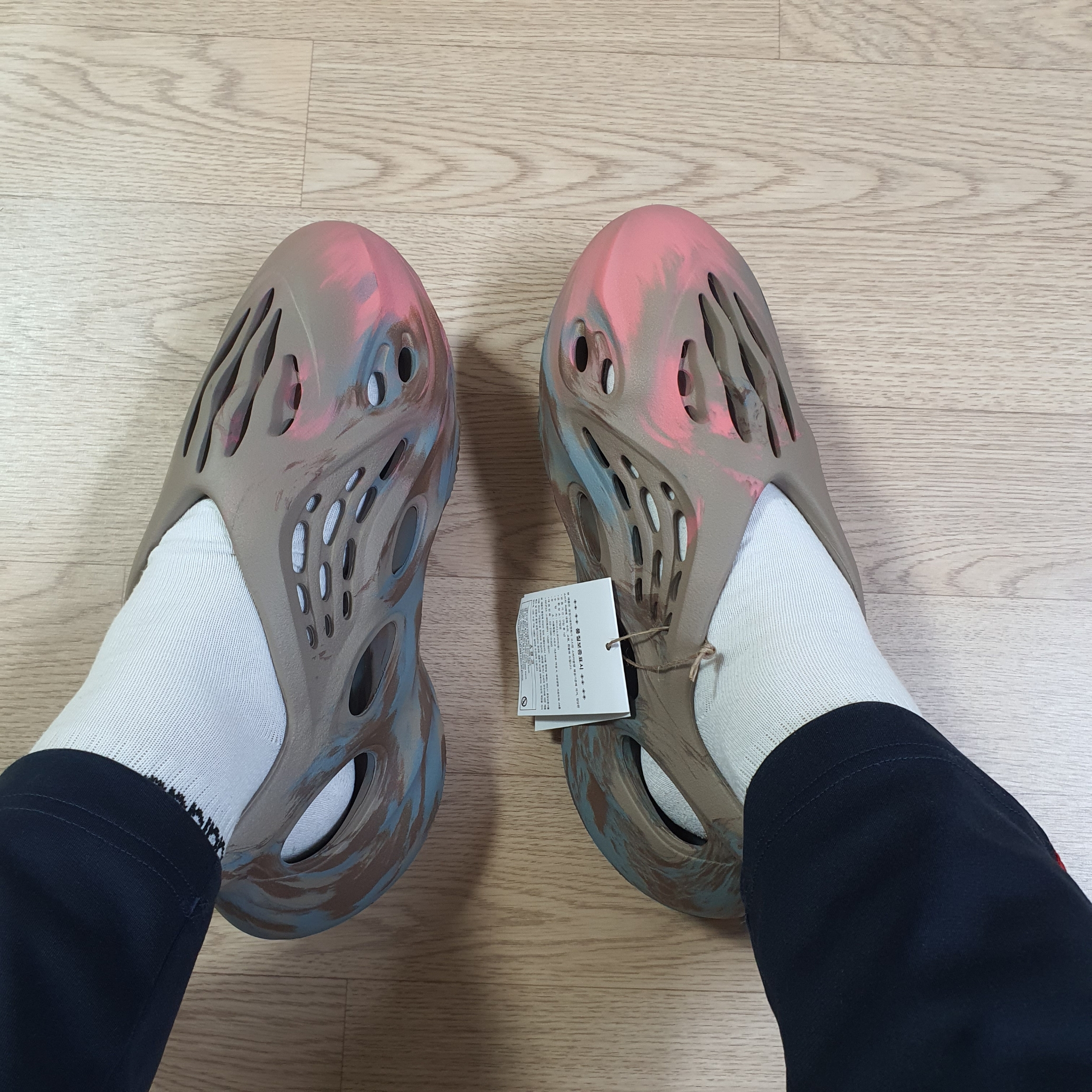 Adidas Yeezy Foam RNNR MX Sand Grey 착용 스타일