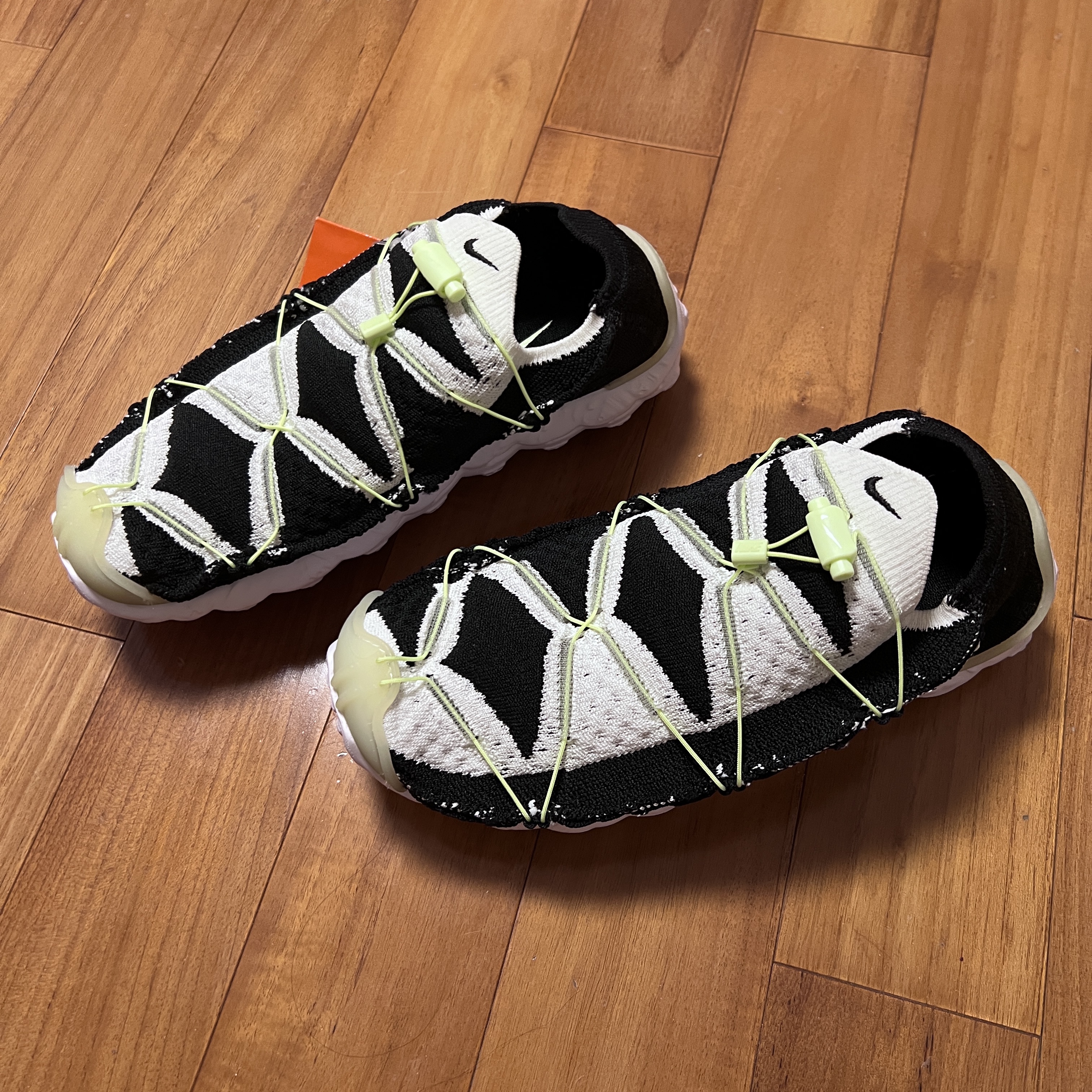 Nike ISPA Mindbody Black White and Barely Volt 착용 스타일