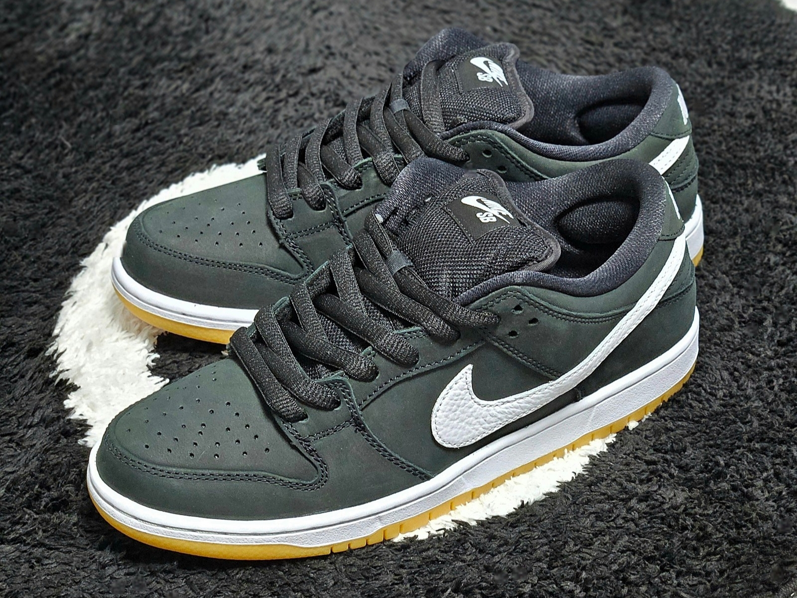 Nike SB Dunk Low Pro Black White 착용 스타일 - 9