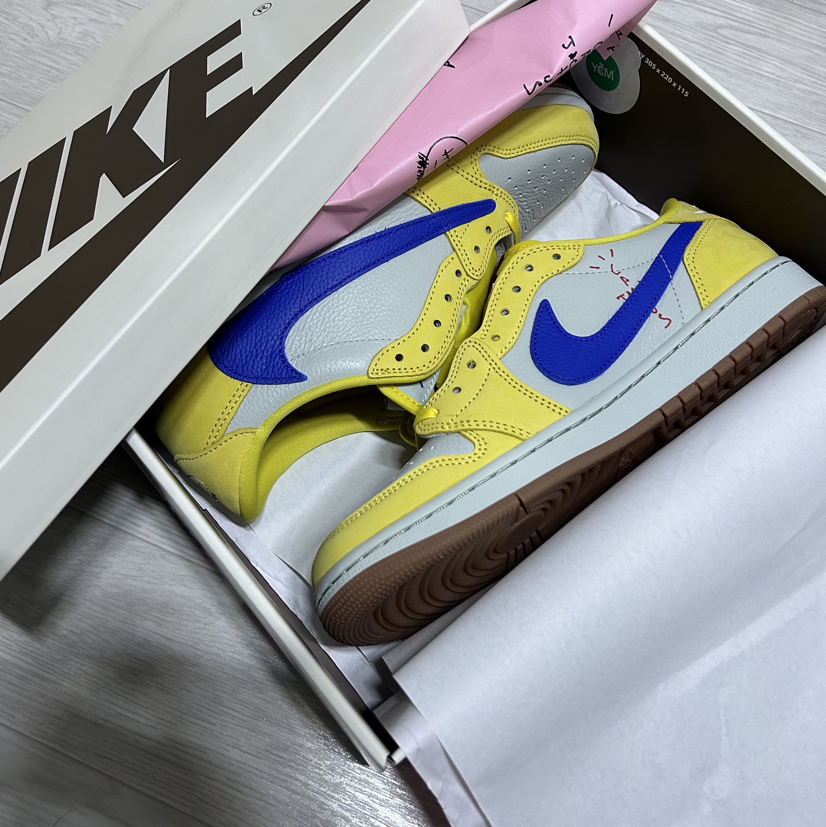 (W) Jordan 1 x Travis Scott Retro Low OG SP Canary 착용 스타일