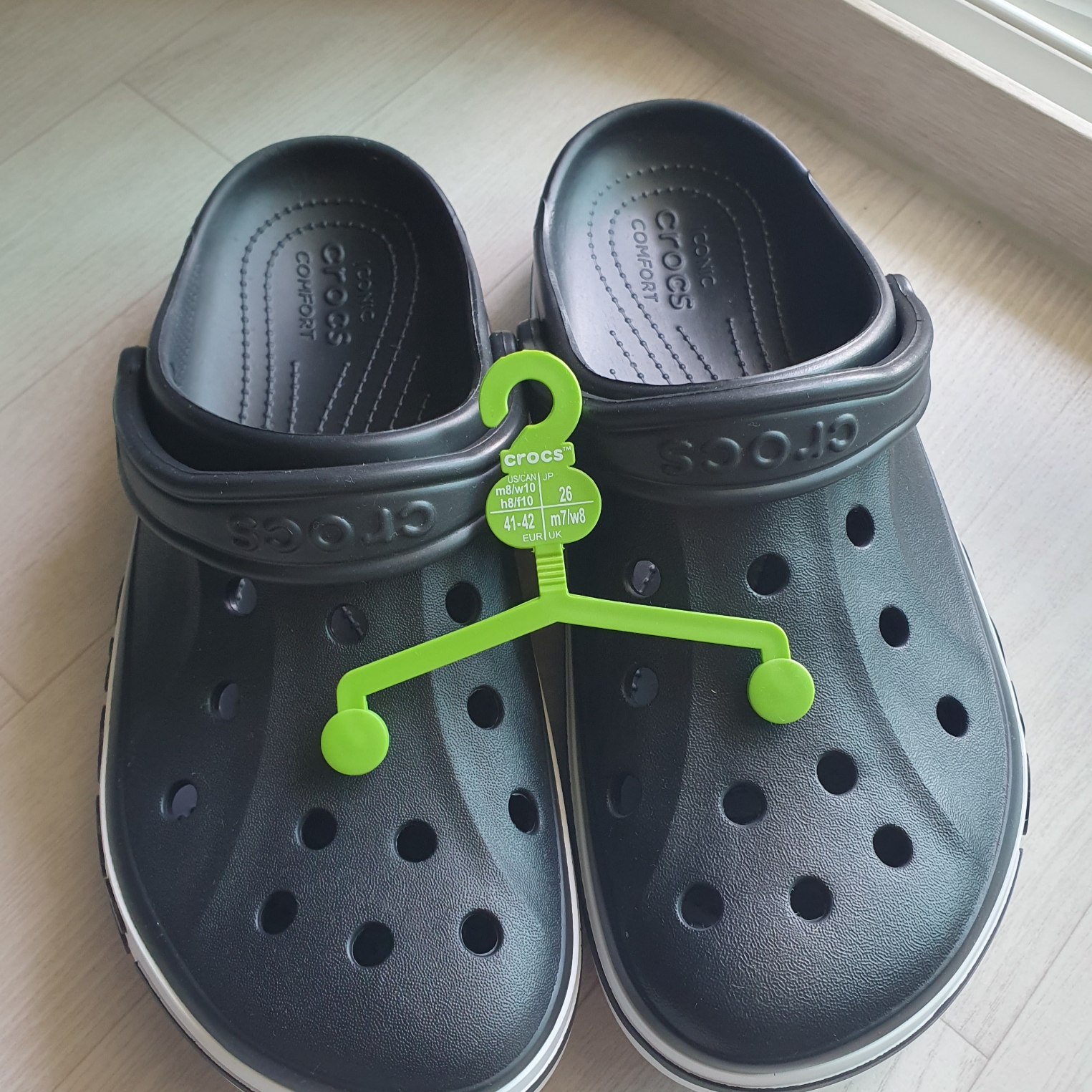 Crocs Bayaband Clog Black White 착용 스타일 - 3