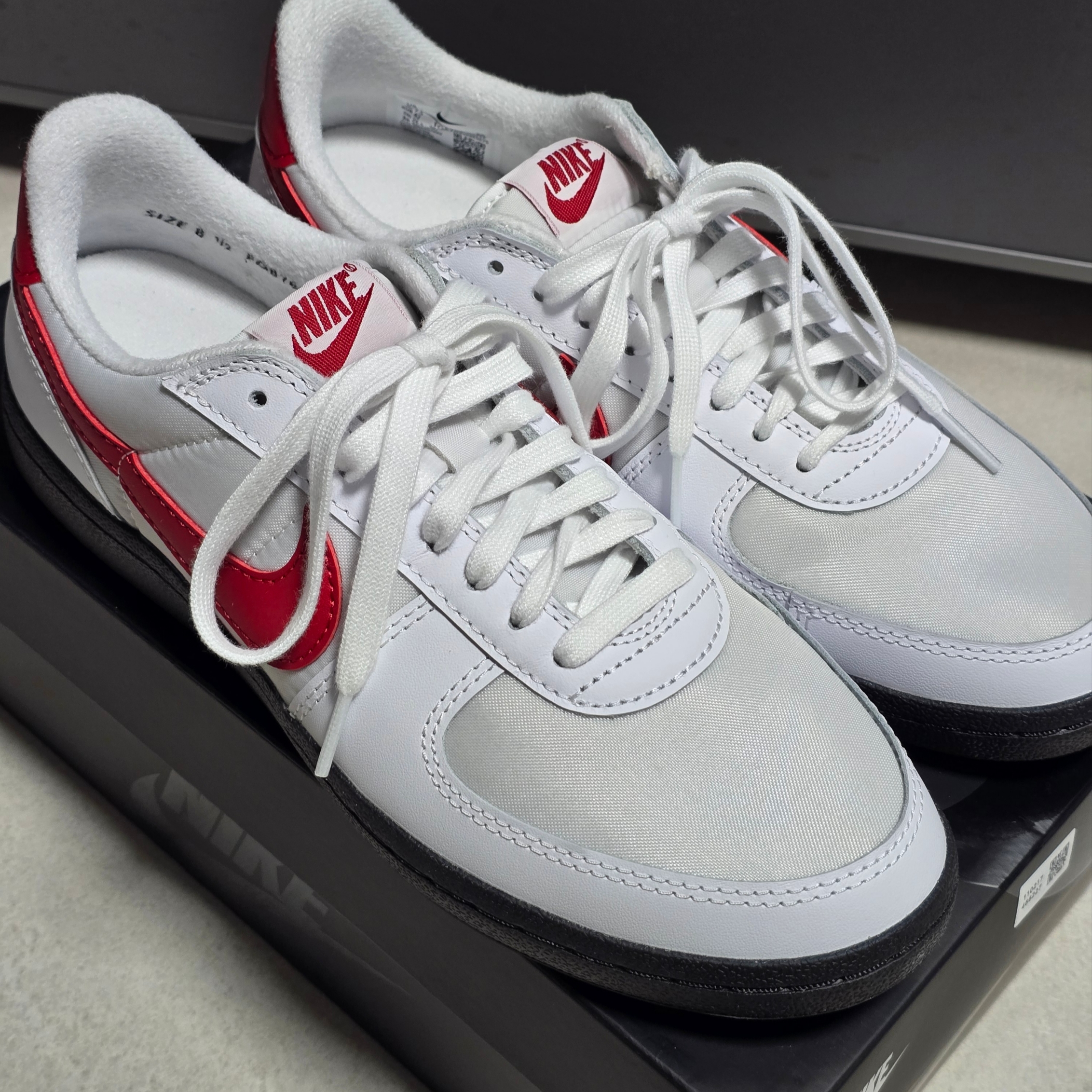 Nike Field General 82 SP White and Varsity Red 착용 스타일