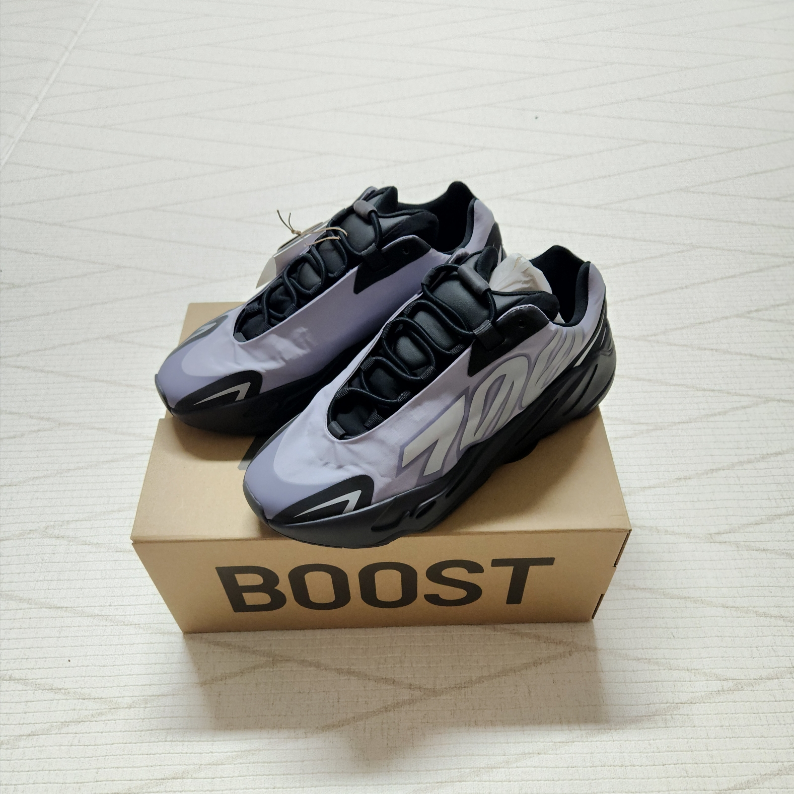 Adidas Yeezy Boost 700 MNVN Geode 착용 스타일 - 1