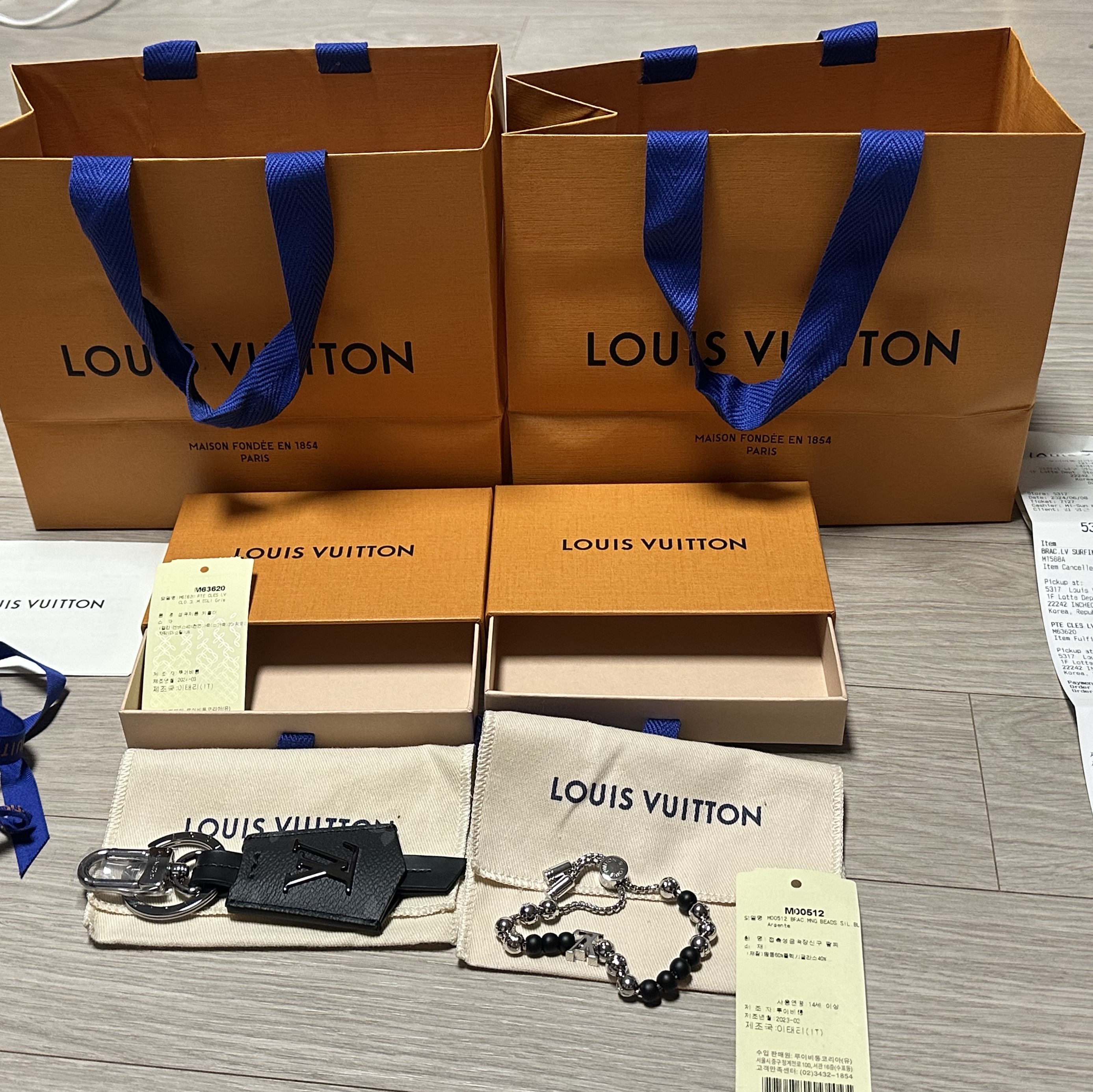 Louis Vuitton LV Cloches Cles Bag Charm and Key Holder Monogram Eclipse, Louis Vuitton LV Surfin Beads Bracelet Silver 착용 스타일 - 3