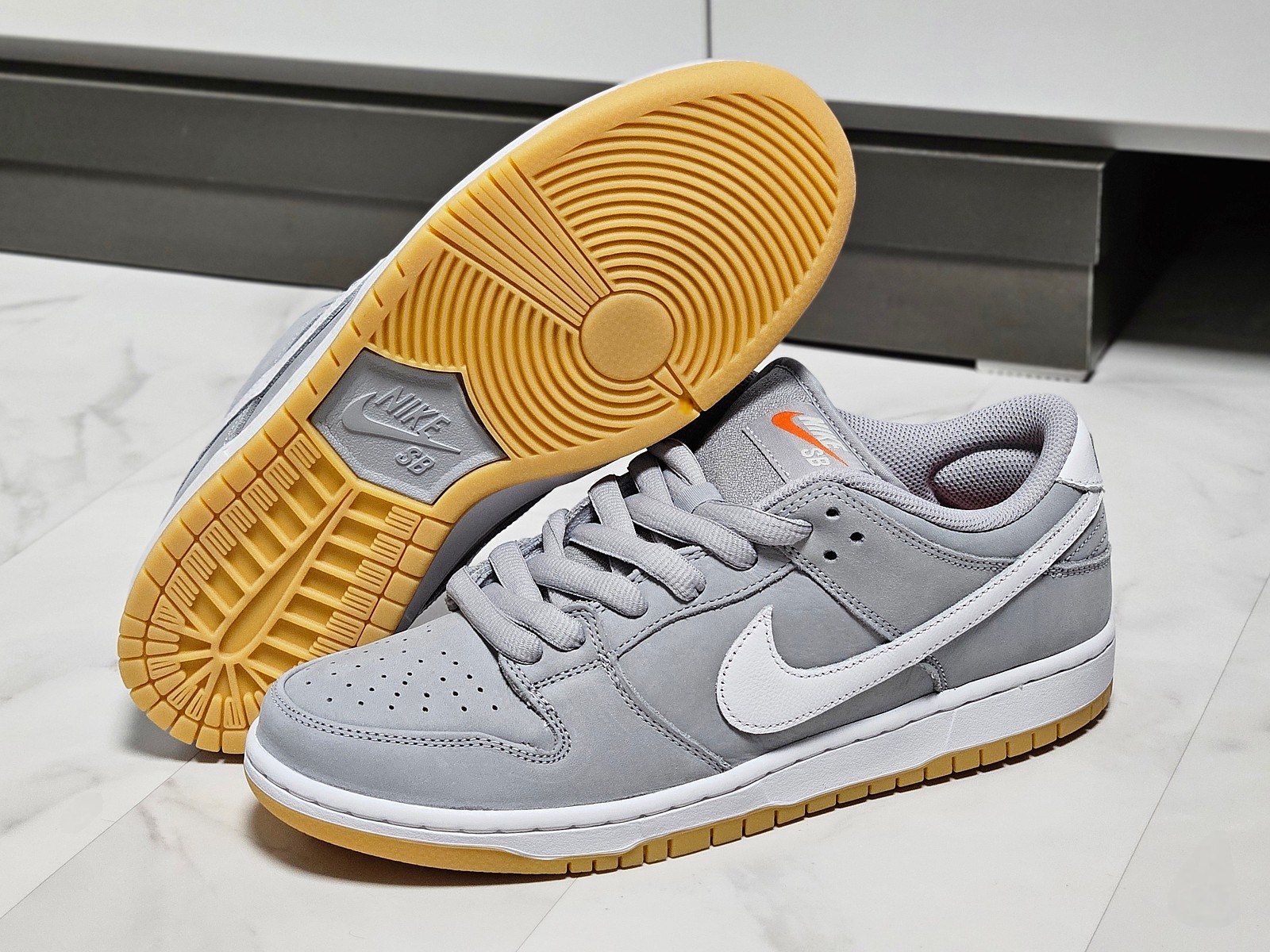Nike Dunk Low Pro SB Wolf Grey White 착용 스타일 - 6