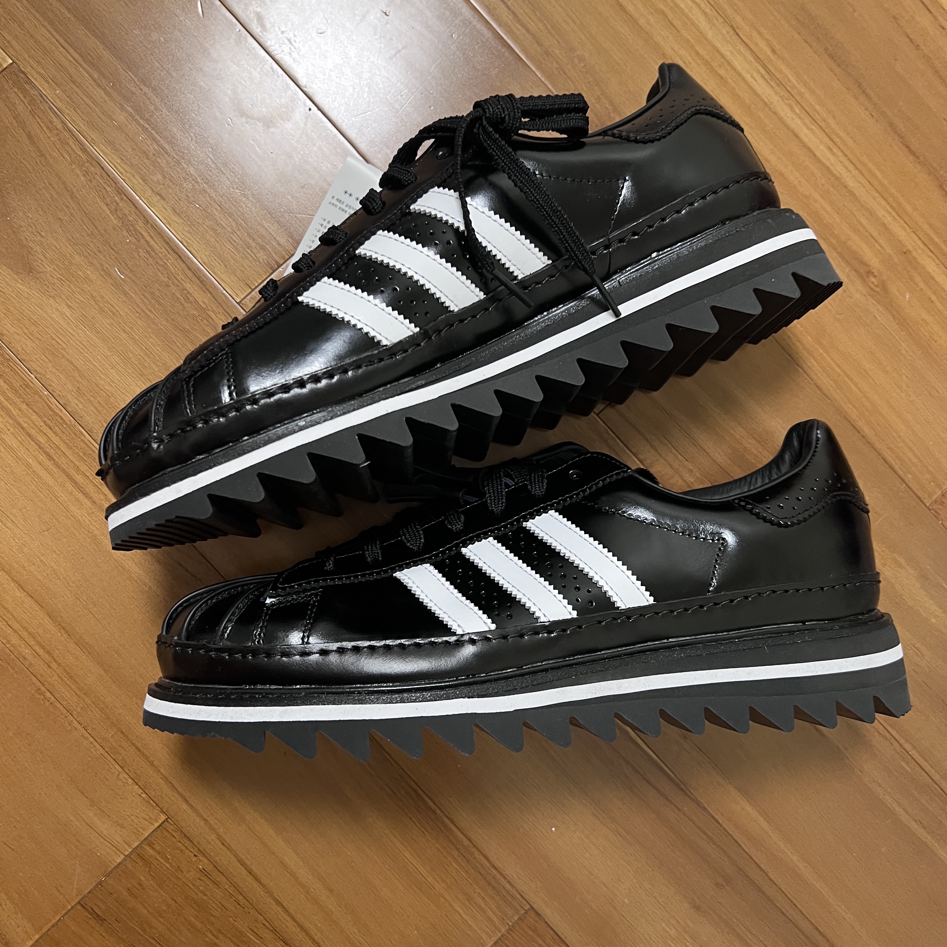 Adidas x Clot Superstar Core Black Cloud White 착용 스타일