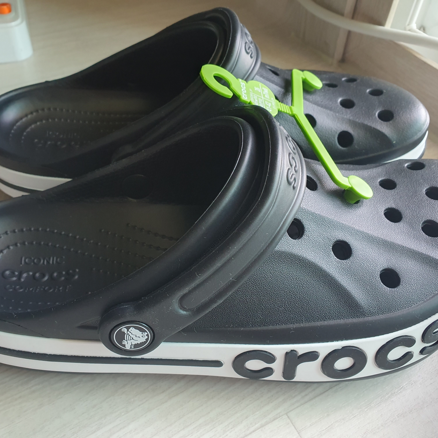 Crocs Bayaband Clog Black White 착용 스타일 - 2