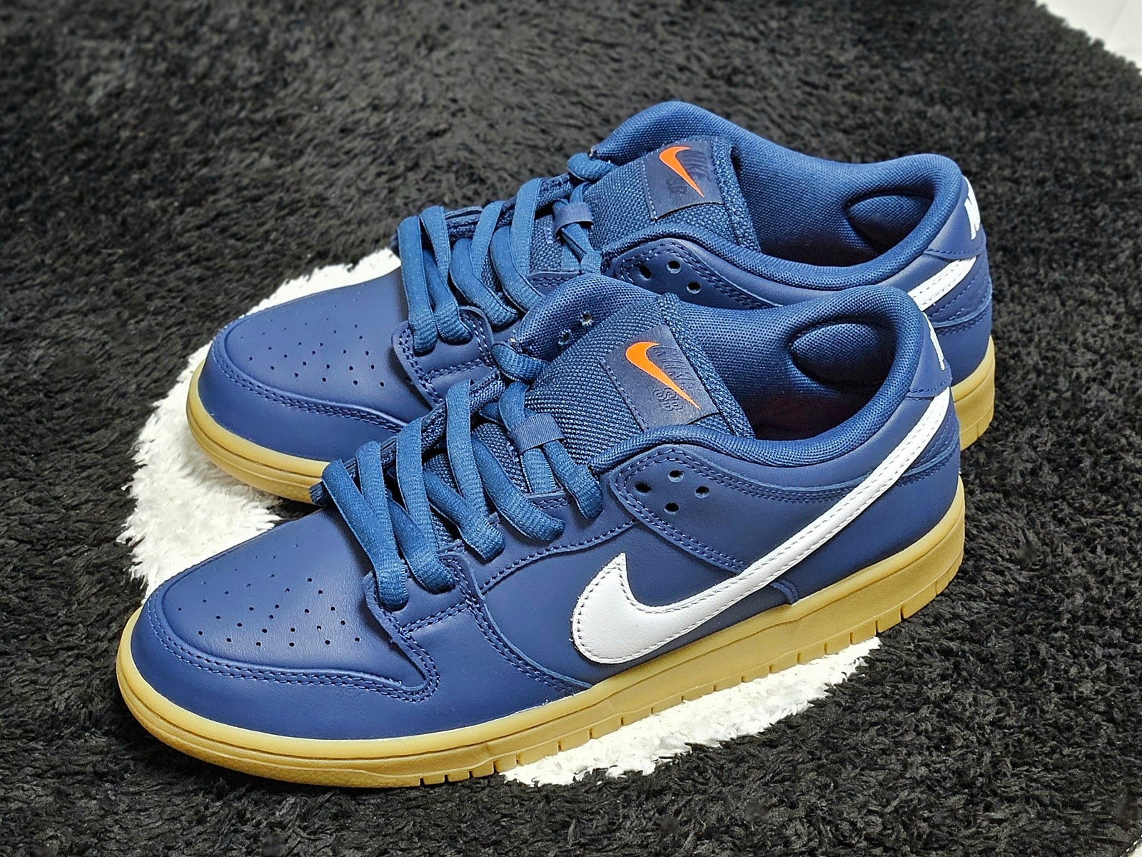 Nike SB Dunk Low Pro Navy Gum 착용 스타일 - 8