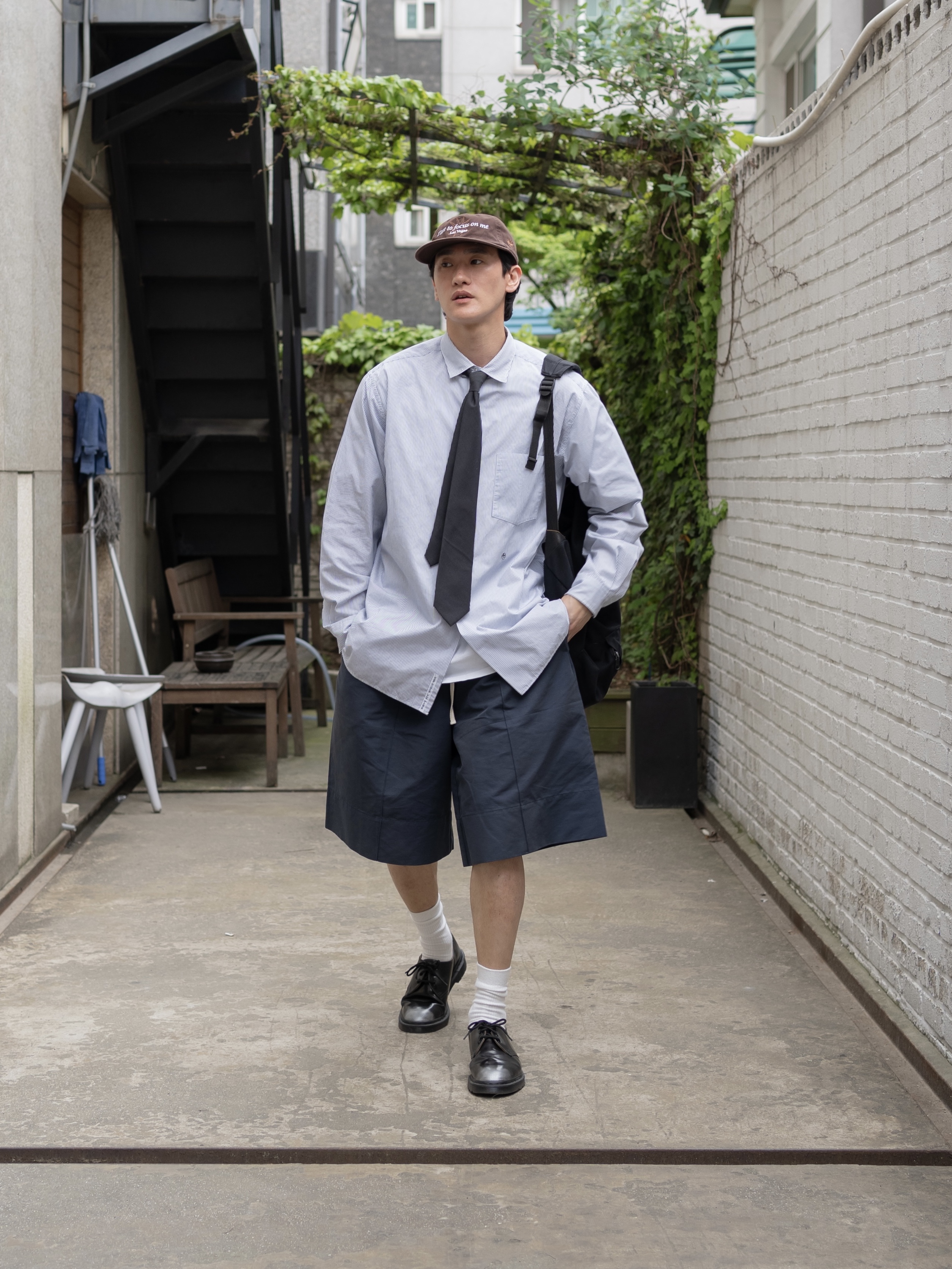 Dr. Martens x Supreme 1461 Gray Silver 착용 스타일 - 1
