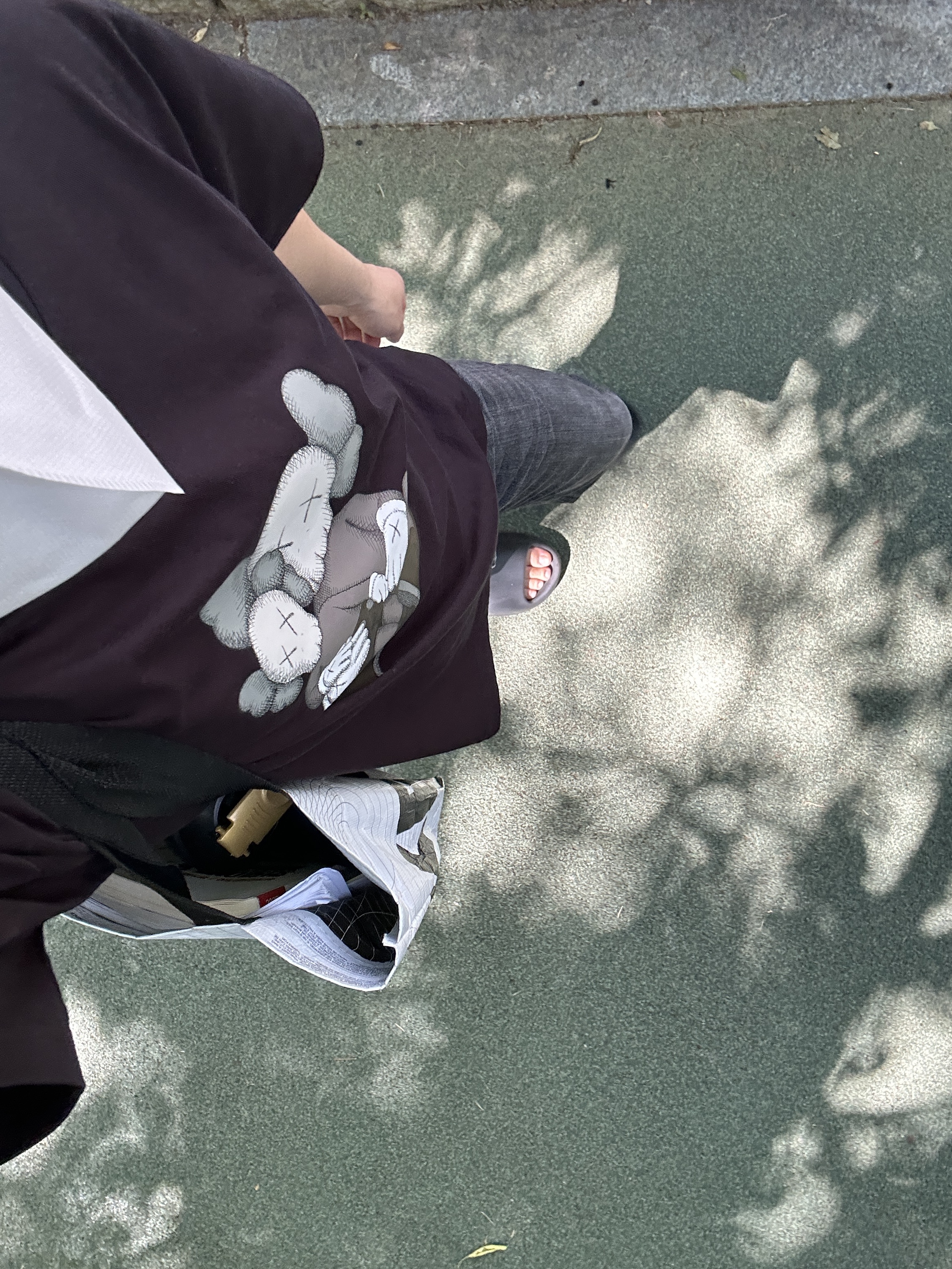 Uniqlo UT x Kaws Short Sleeve Graphic T-Shirt Black, Adidas Yeezy Slide Onyx 착용 스타일