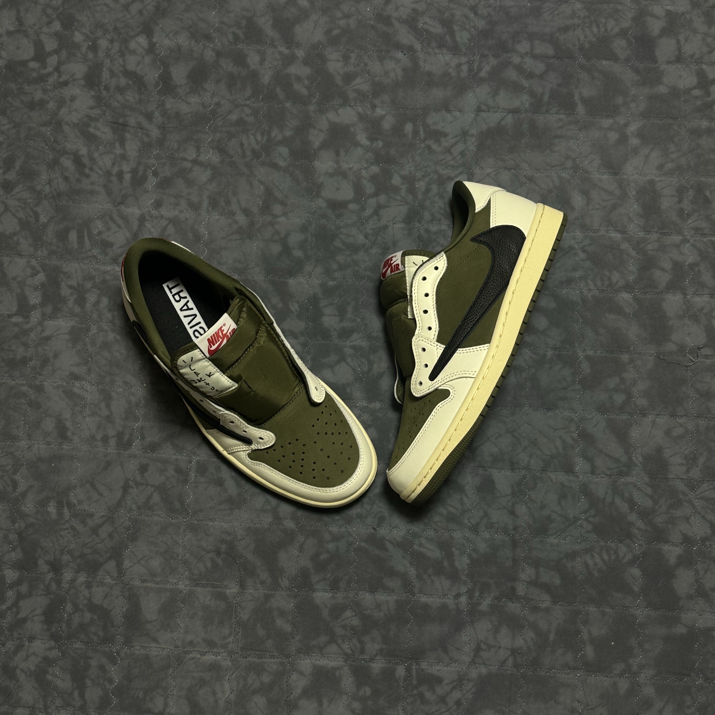 Jordan x Travis Scott Jumpman Jack TR University Red, (W) Jordan 1 x Travis Scott Retro Low OG SP Canary 착용 스타일 - 3