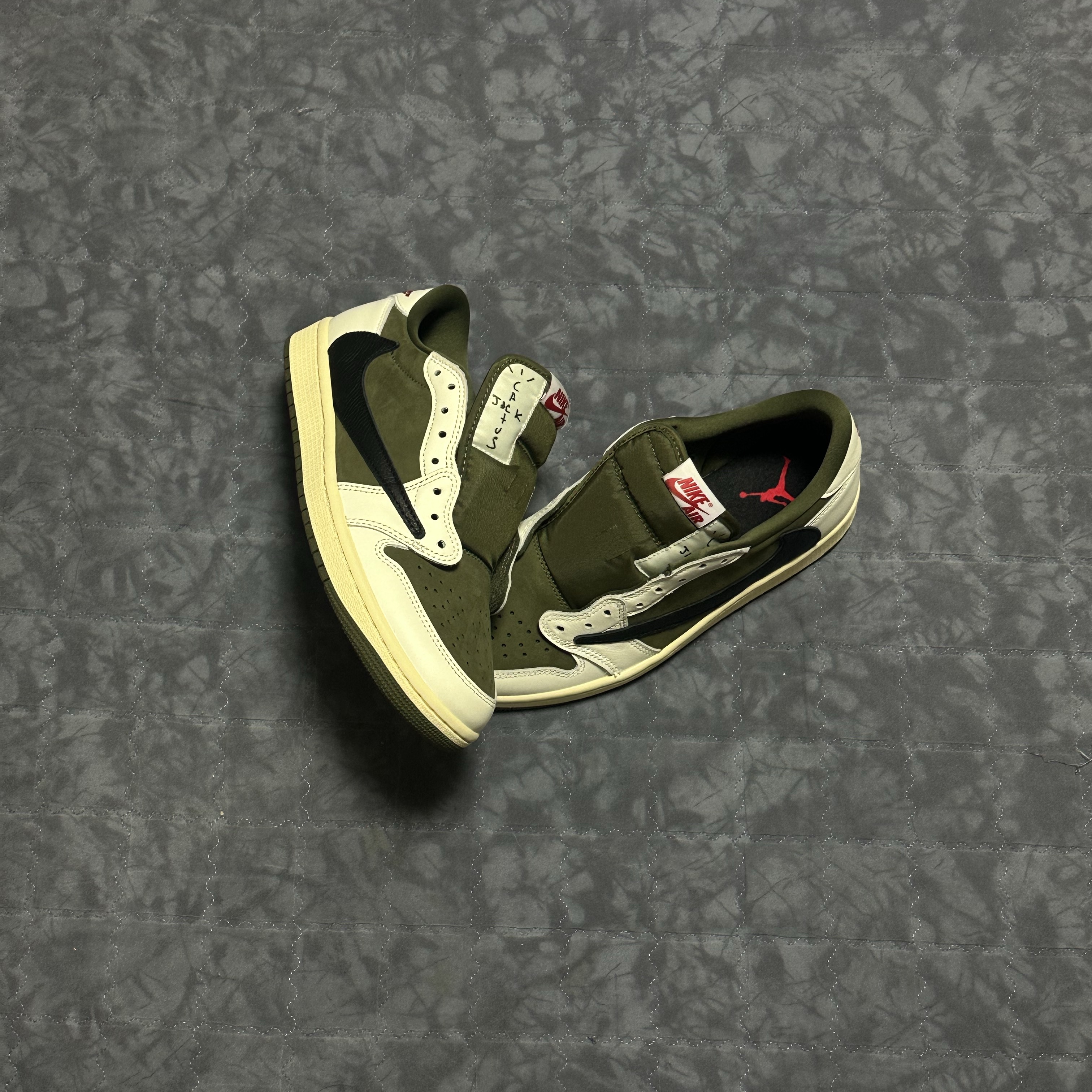 Jordan x Travis Scott Jumpman Jack TR University Red, (W) Jordan 1 x Travis Scott Retro Low OG SP Canary 착용 스타일 - 2
