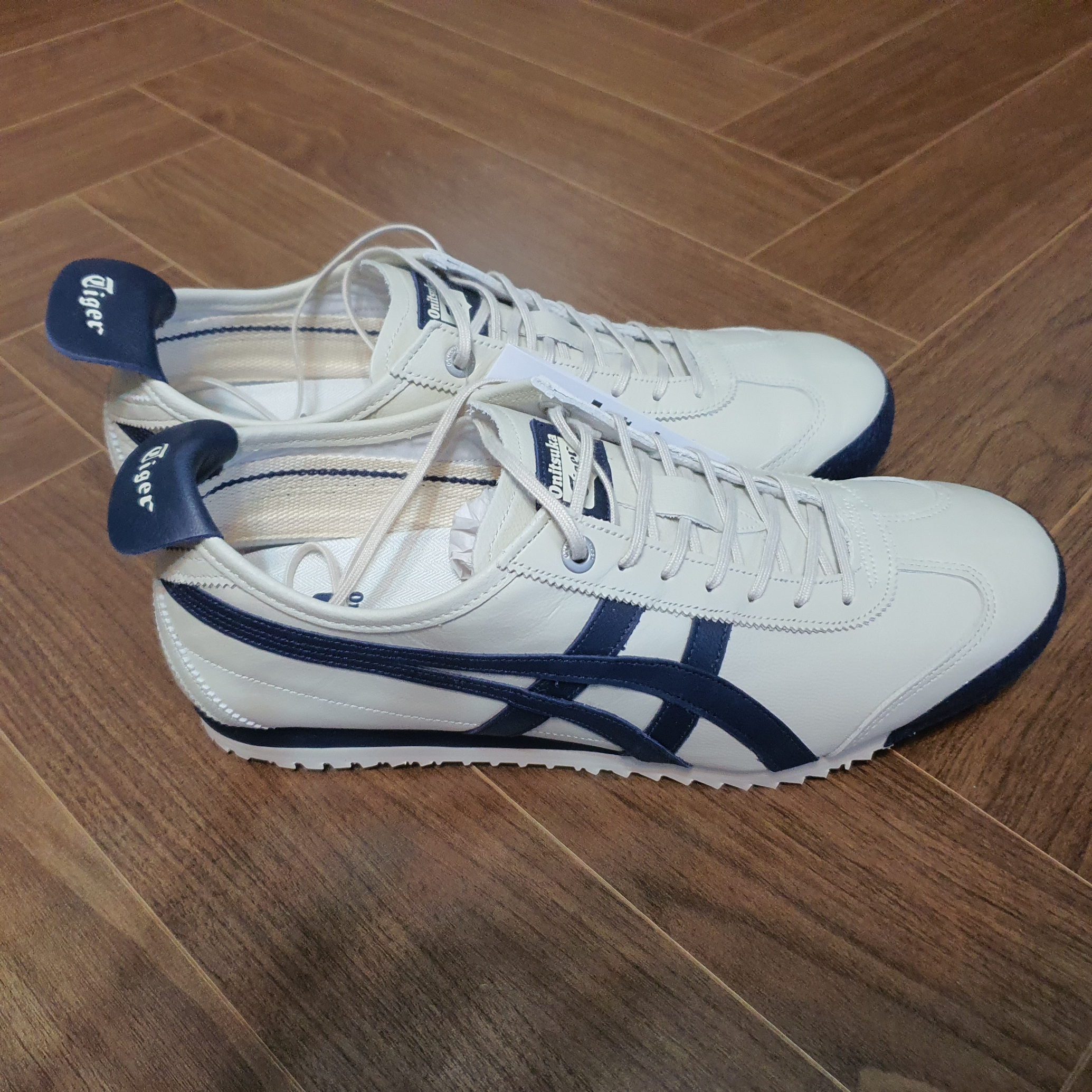 Onitsuka Tiger Mexico 66 SD Birch Peacoat 착용 스타일