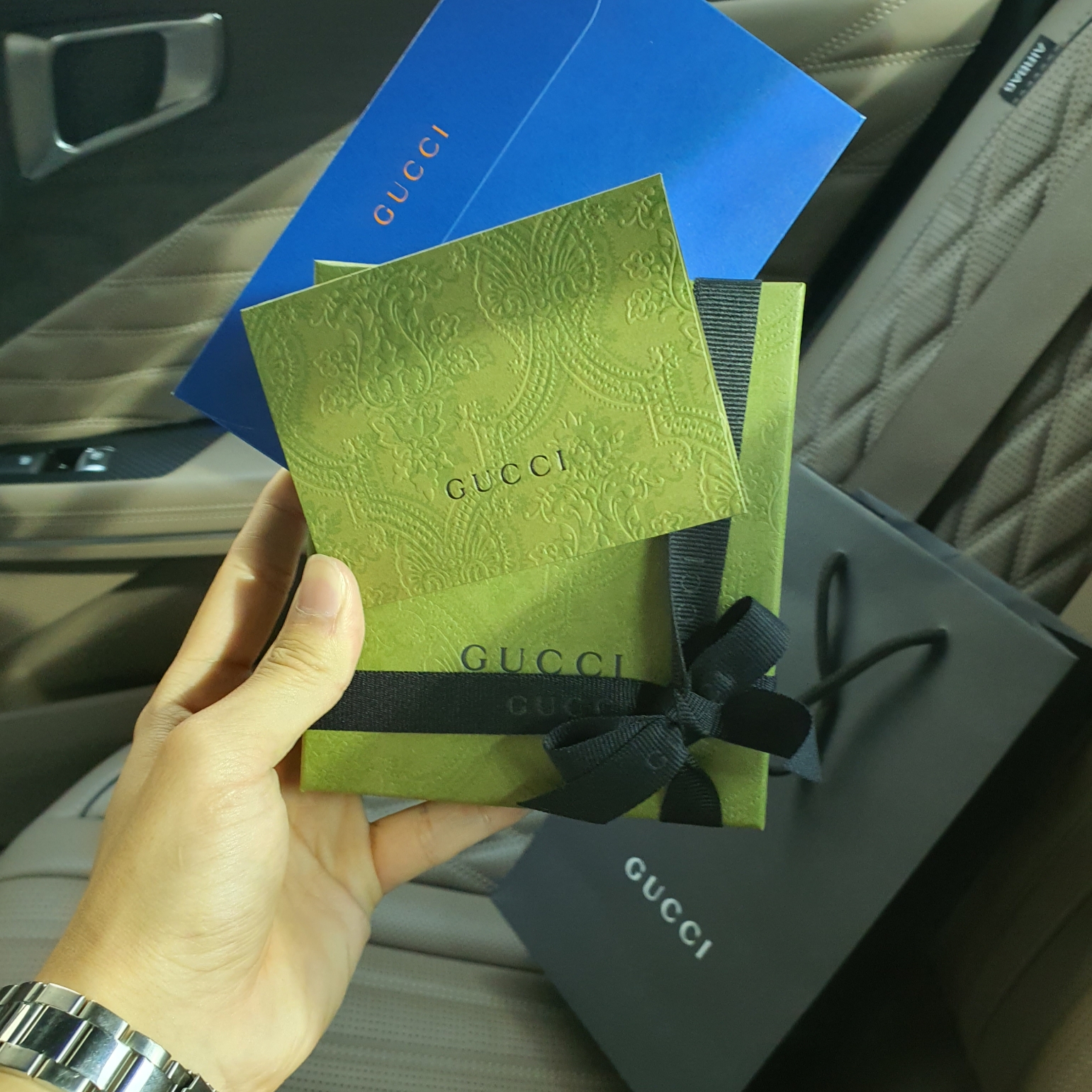 Gucci Micro GG Ssima Bi-Fold Wallet Navy 착용 스타일 - 2