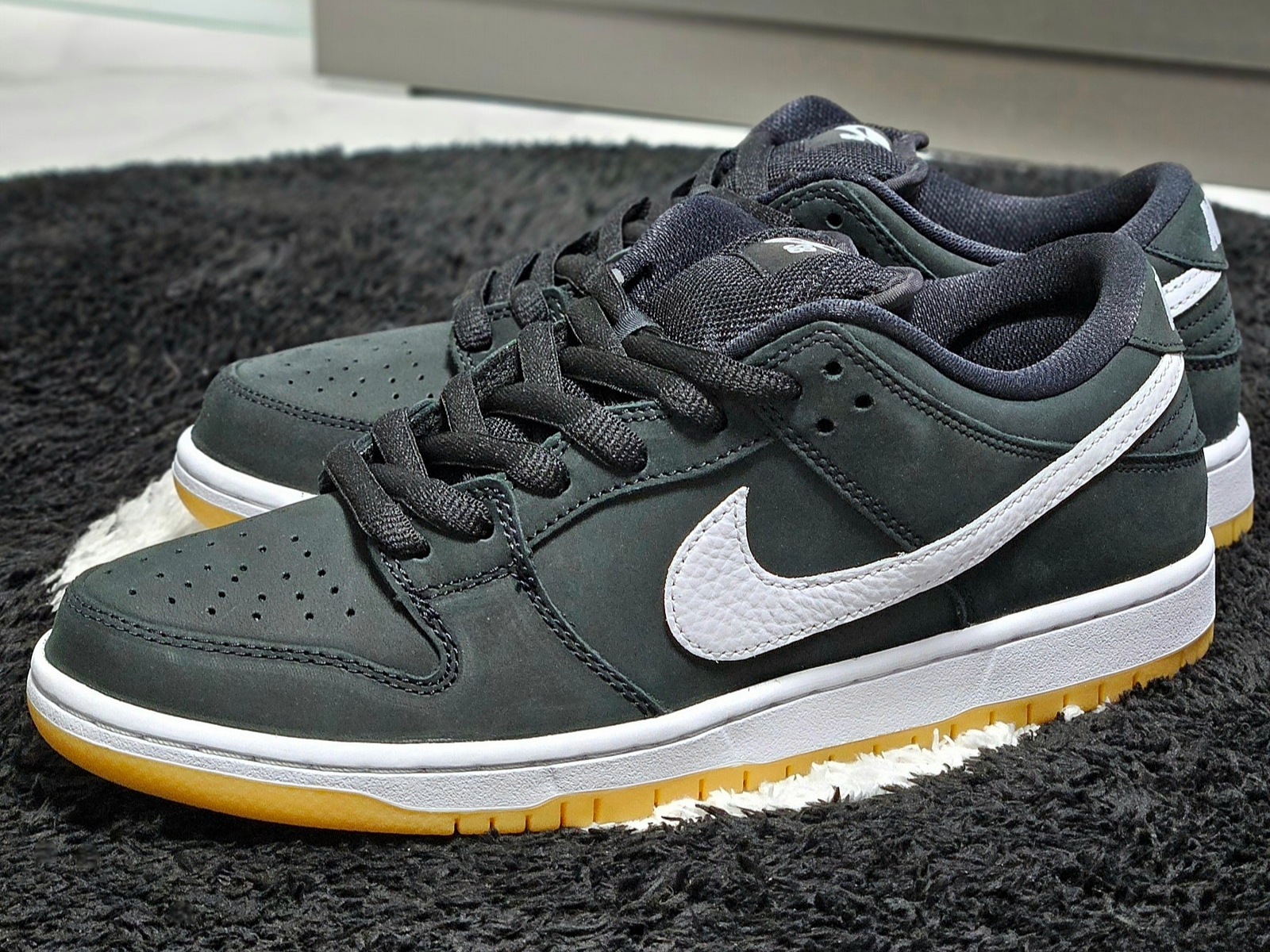Nike SB Dunk Low Pro Black White 착용 스타일 - 8
