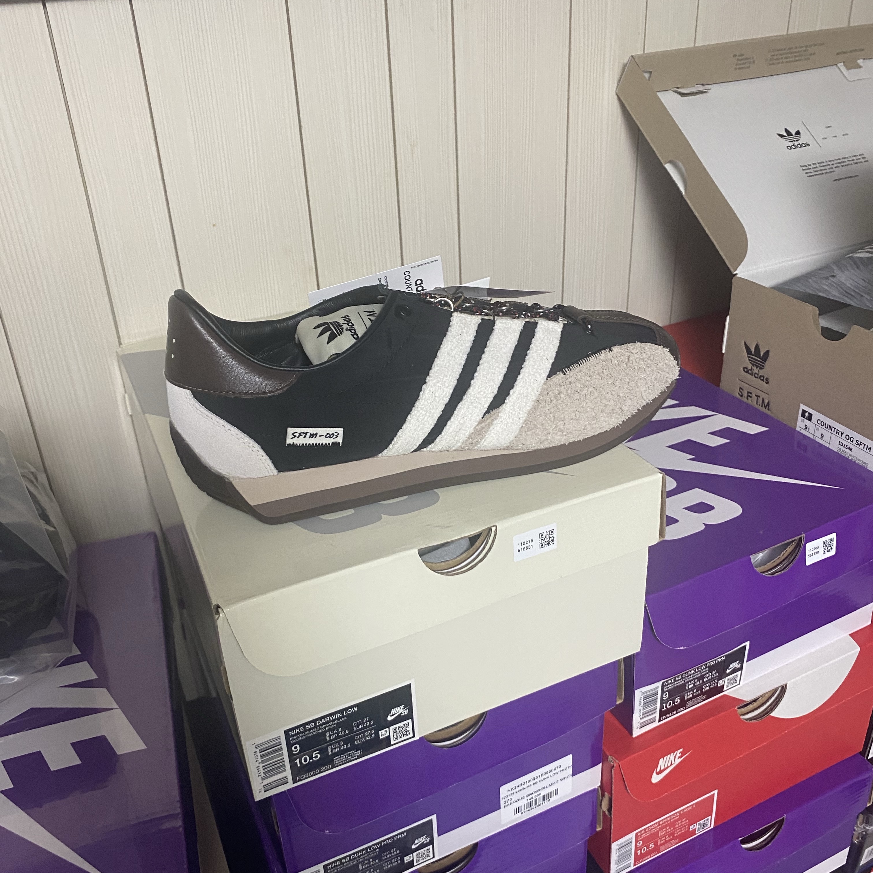 Adidas x Song for the Mute Country OG Core Black Core White 착용 스타일 - 2
