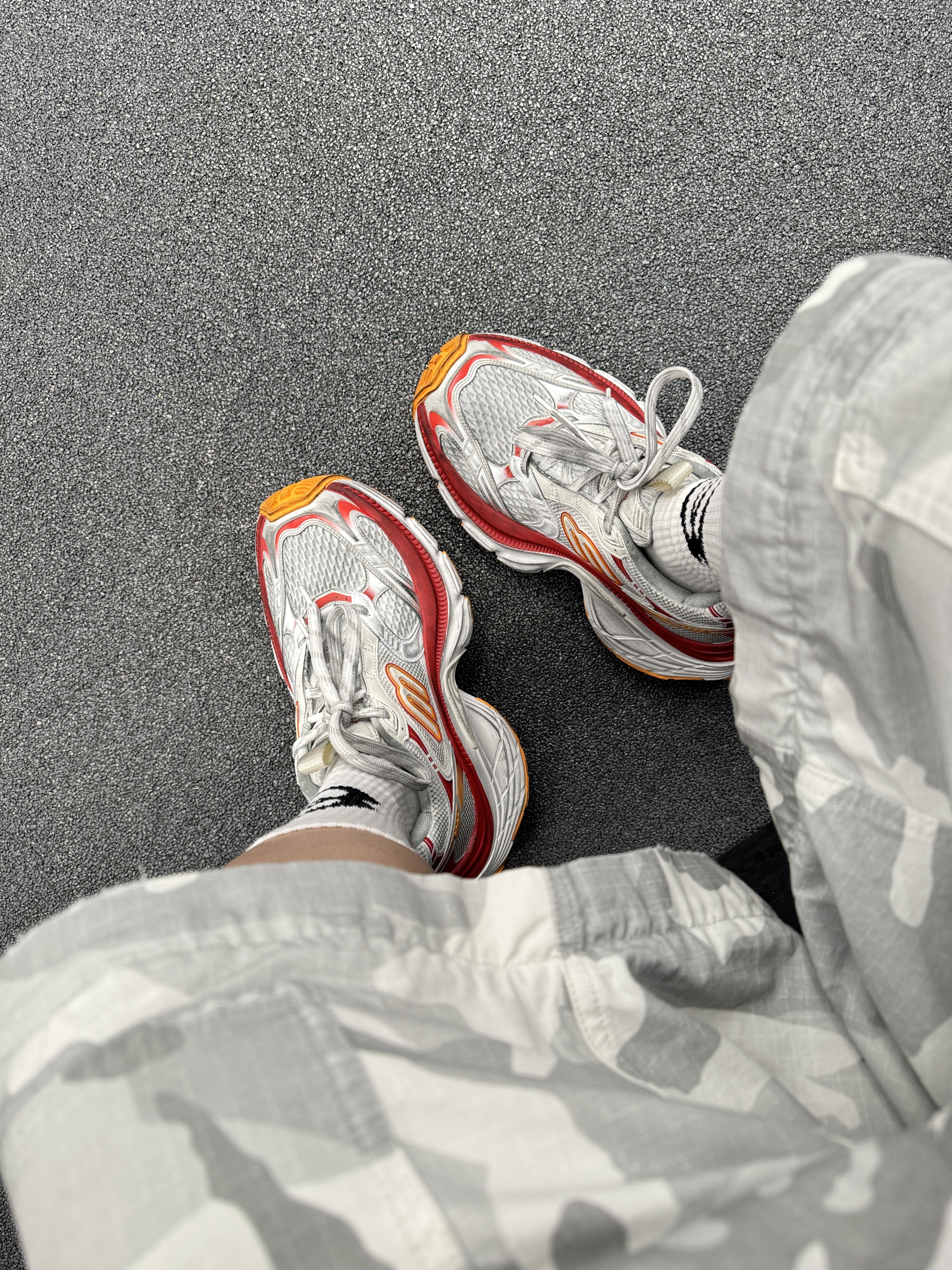 Balenciaga 10XL Sneakers White Grey Silver Black, (W) Balenciaga 10XL Sneakers White Red Orange 착용 스타일 - 3