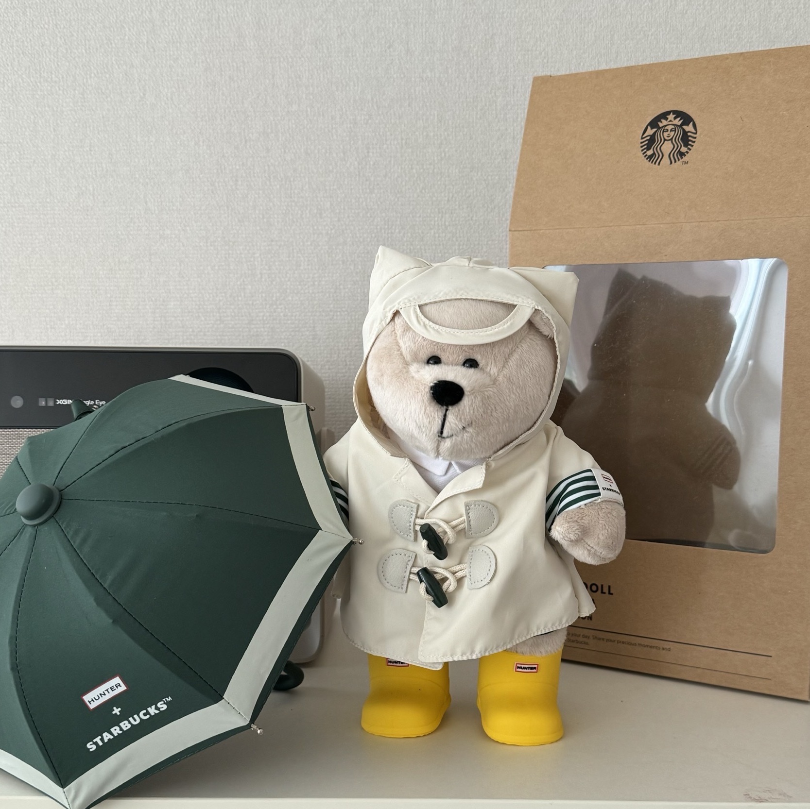 Starbucks x Hunter Rainy Bearista Doll Cream 착용 스타일 - 3