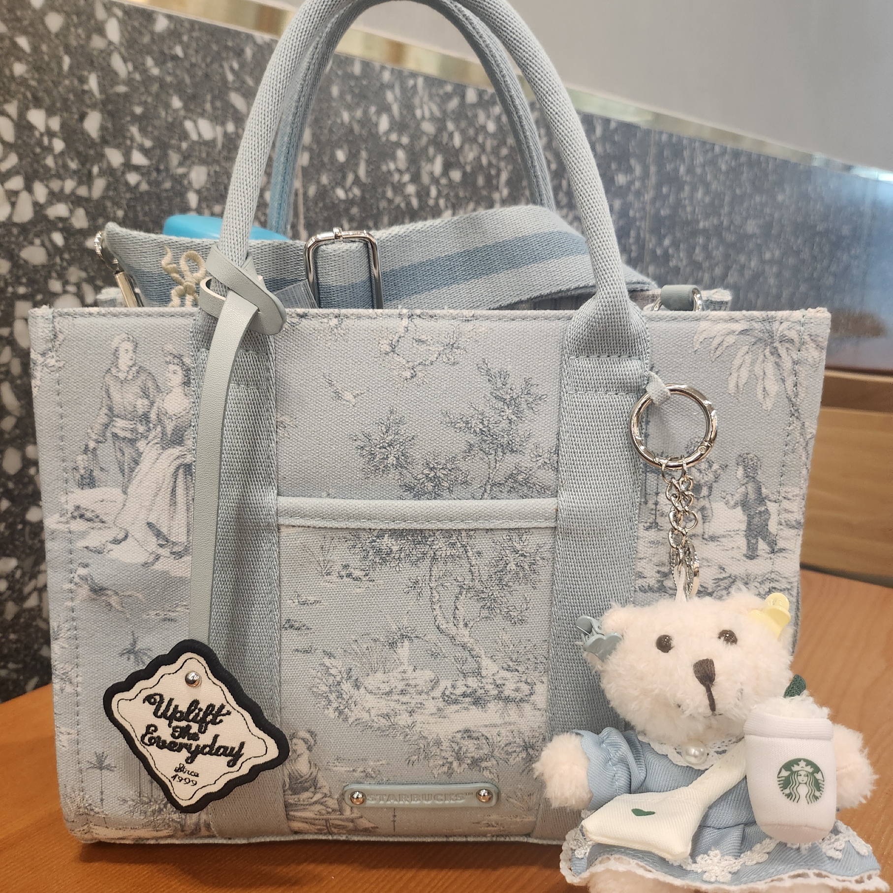 Starbucks French Summer Picnic Tote Bag 착용 스타일
