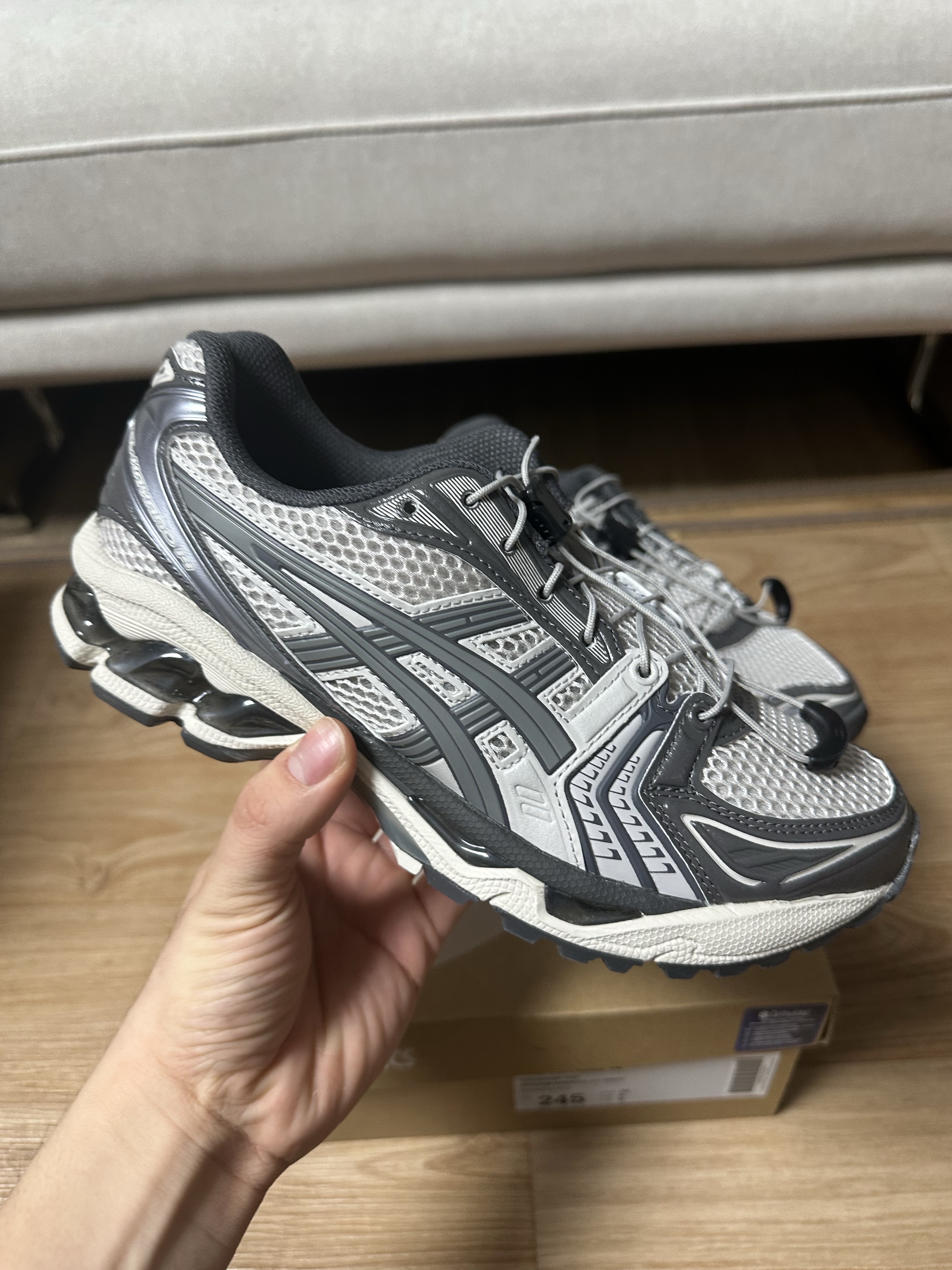 Asics Unlimited Gel-Kayano 14 Oyster Grey Clay Grey 착용 스타일 - 1