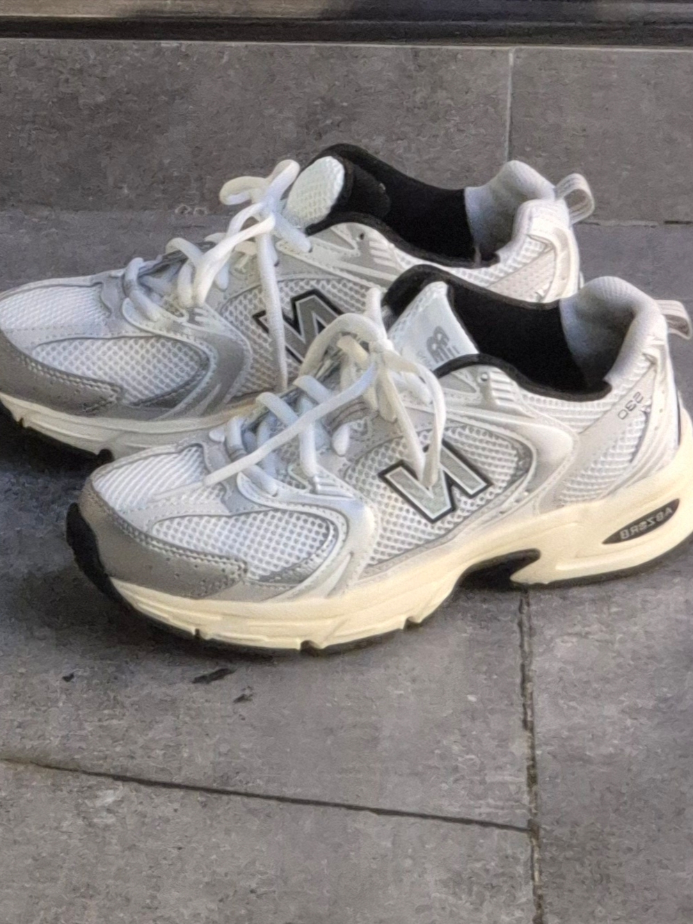 New Balance 530 Silver Cream 착용 스타일 - 5