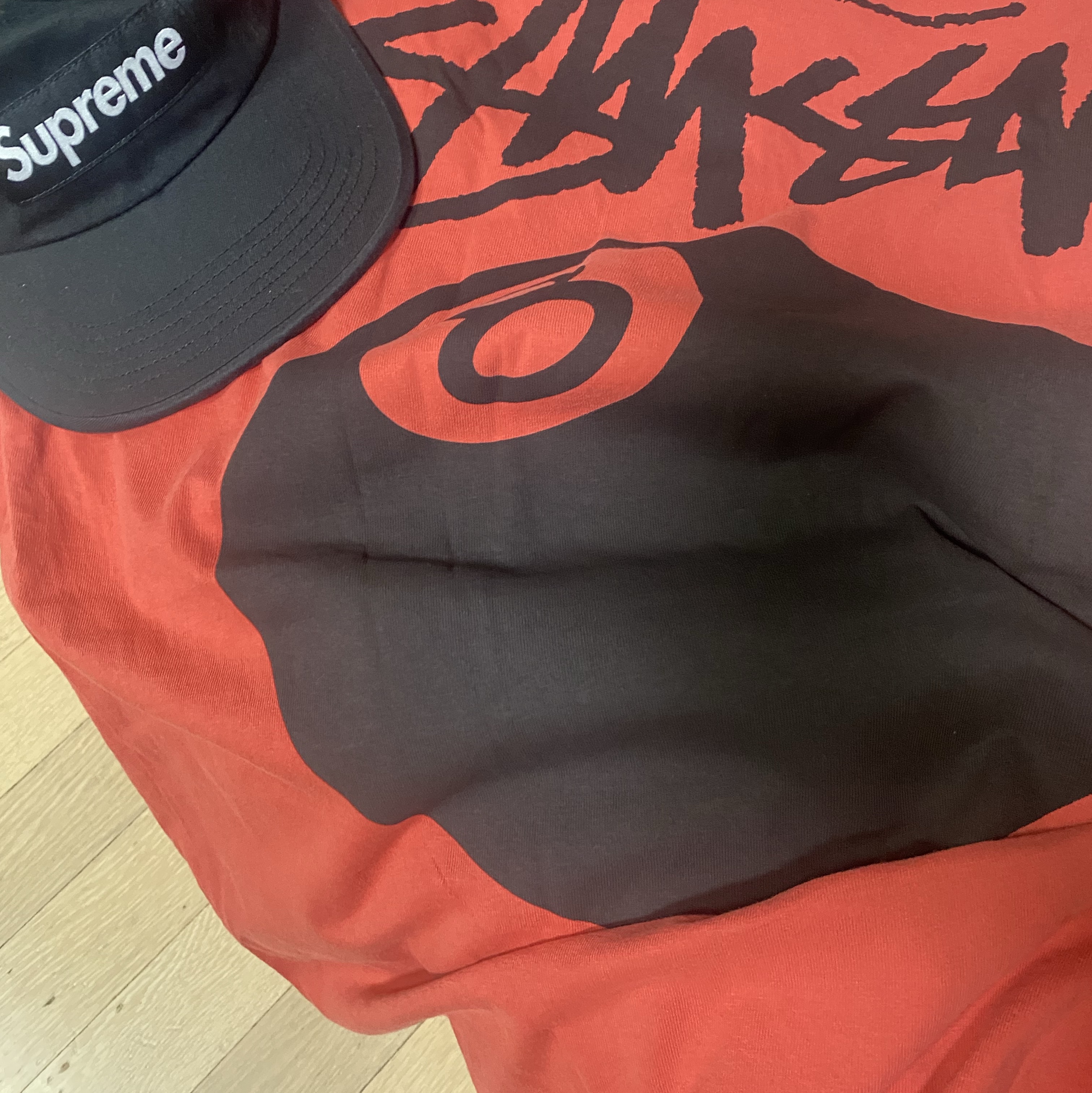 Stussy 8 Ball Pigment Dyed T-Shirt Guava, Supreme Washed Chino Twill Camp Cap Black - 24SS 착용 스타일