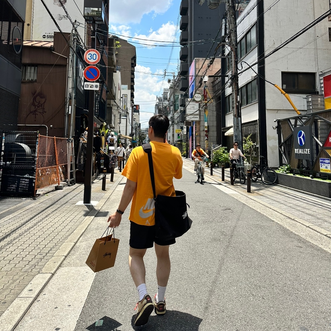 Nike x Stussy Tote Bag, Nike x Kim Jones Oversized T-Shirt Circuit Orange - US/EU 착용 스타일