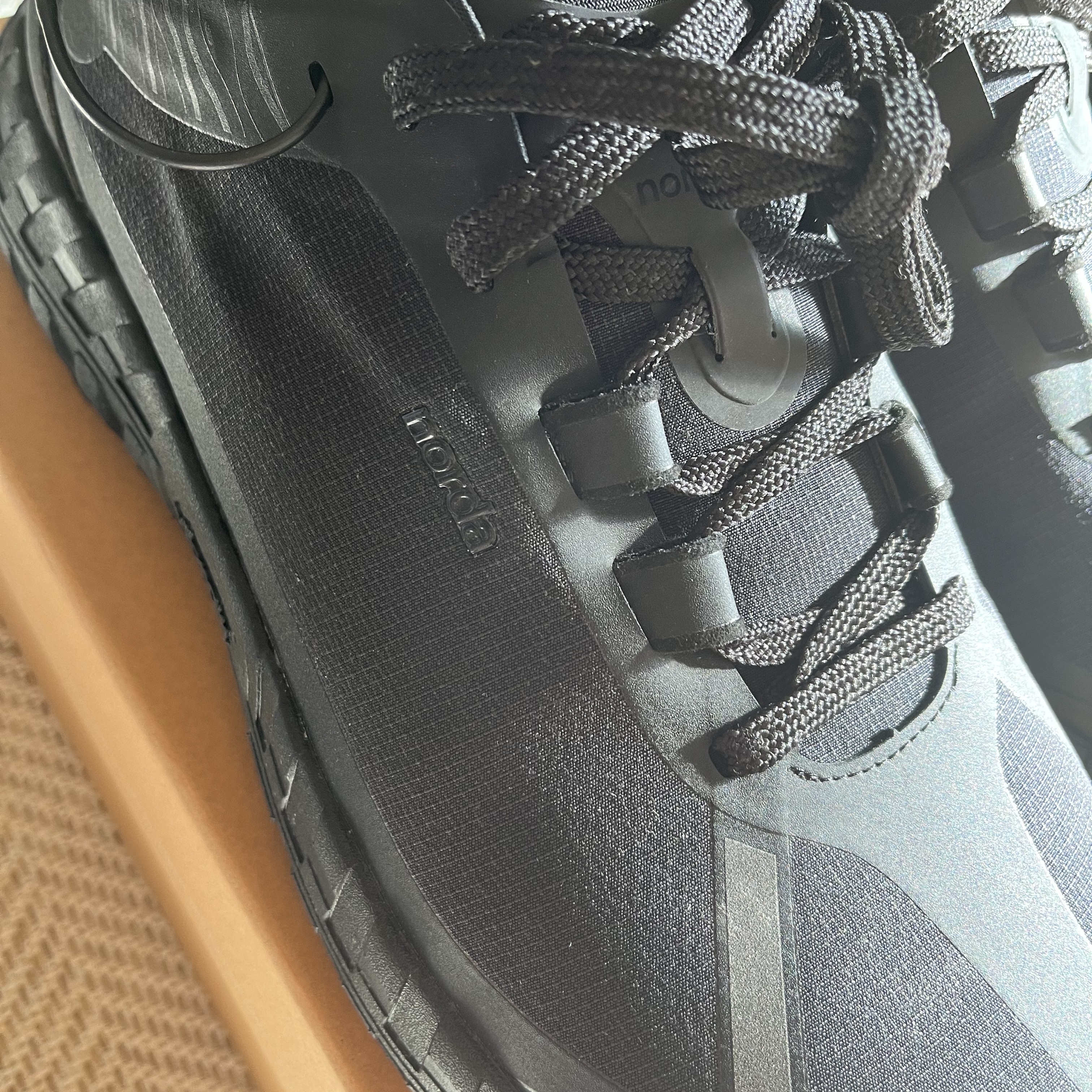Norda 001/A G+ Stealth Black 착용 스타일