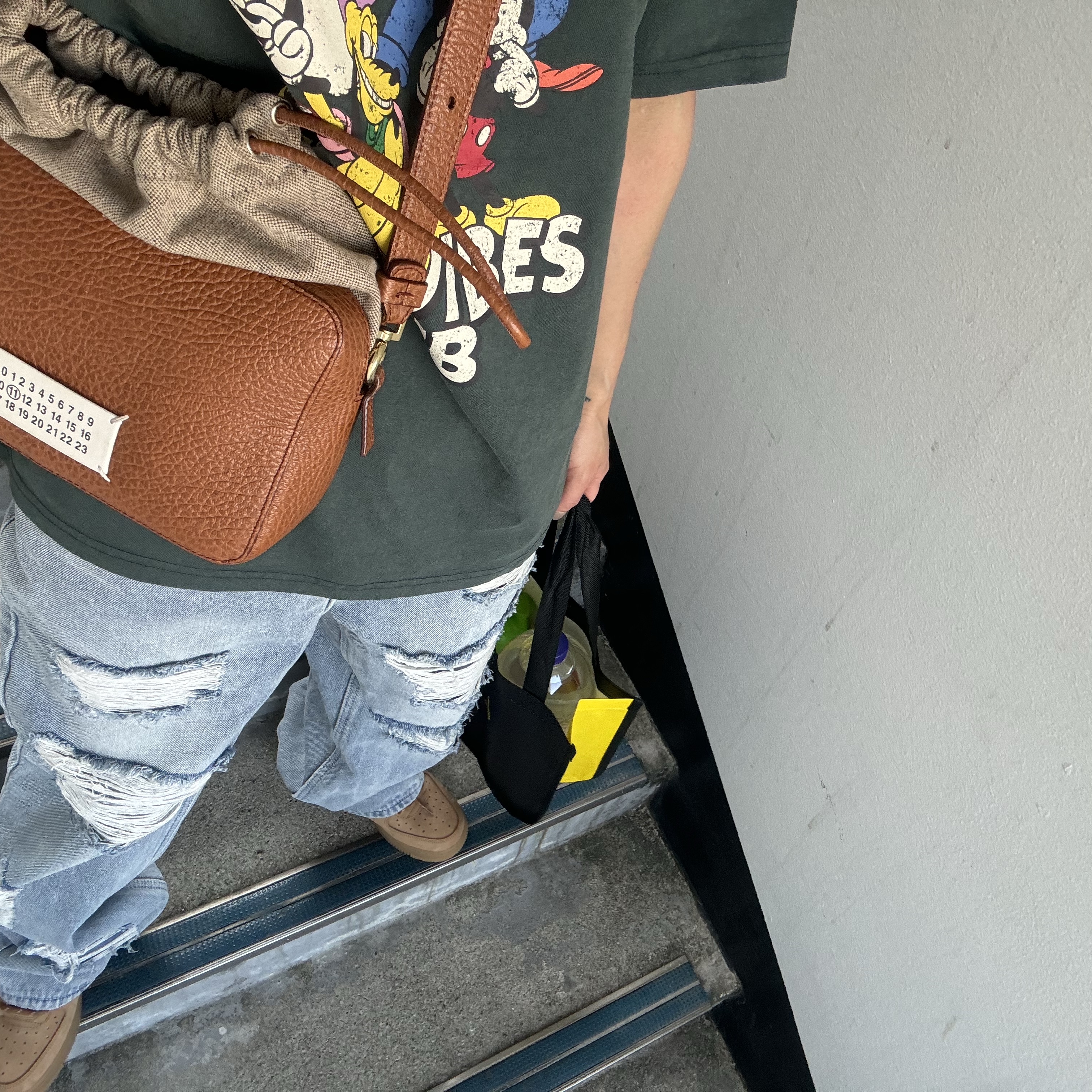 (W) Nike Air Force 1 '07 WB Flax Wheat, Maison Margiela 5AC Medium Camera Bag Brown 착용 스타일 - 2