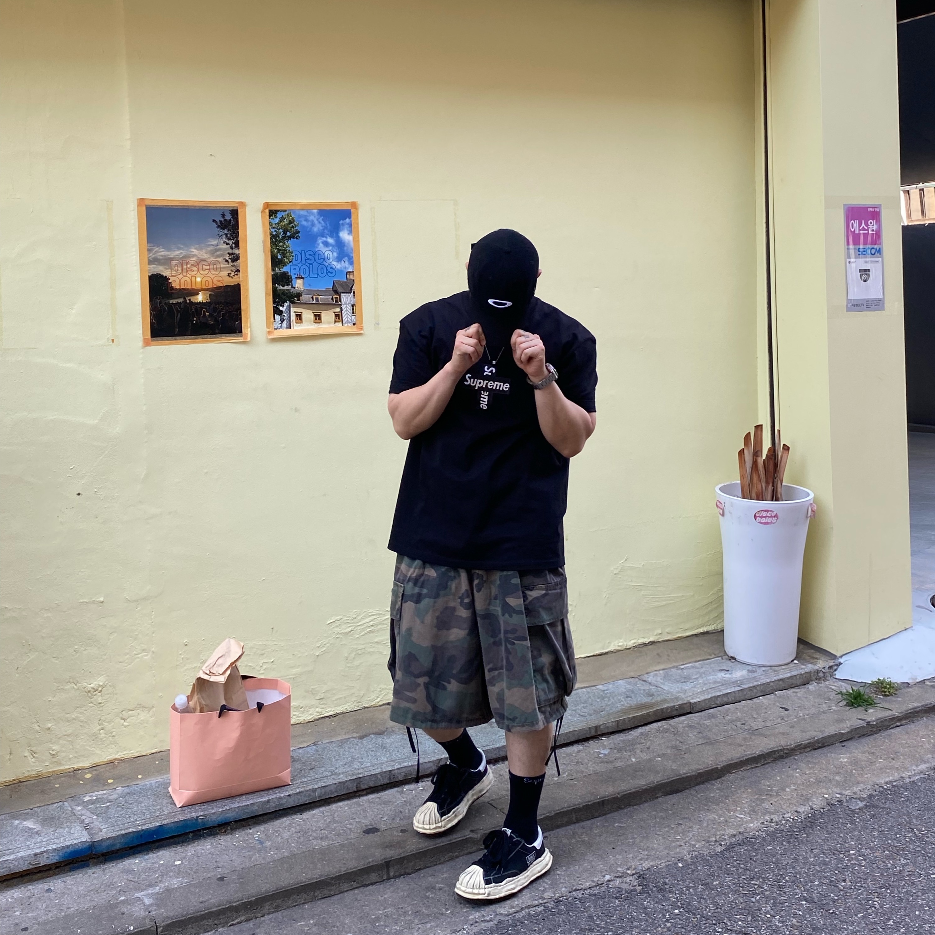 Supreme Cross Box Logo T-Shirt Black - 20FW, Oakley Remix Dad Hat Blackout 착용 스타일 - 1
