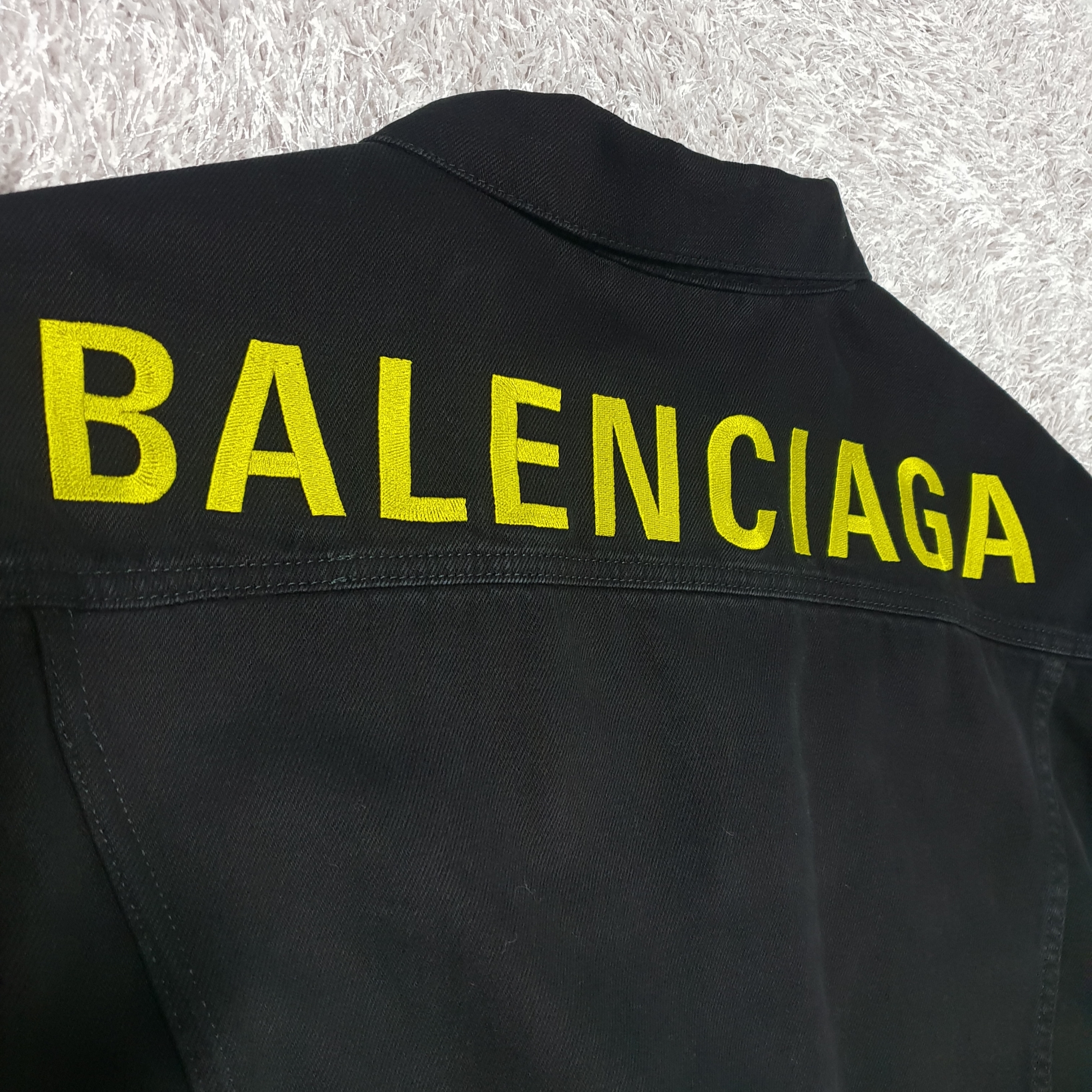 Balenciaga Logo Denim Jacket Black 착용 스타일
