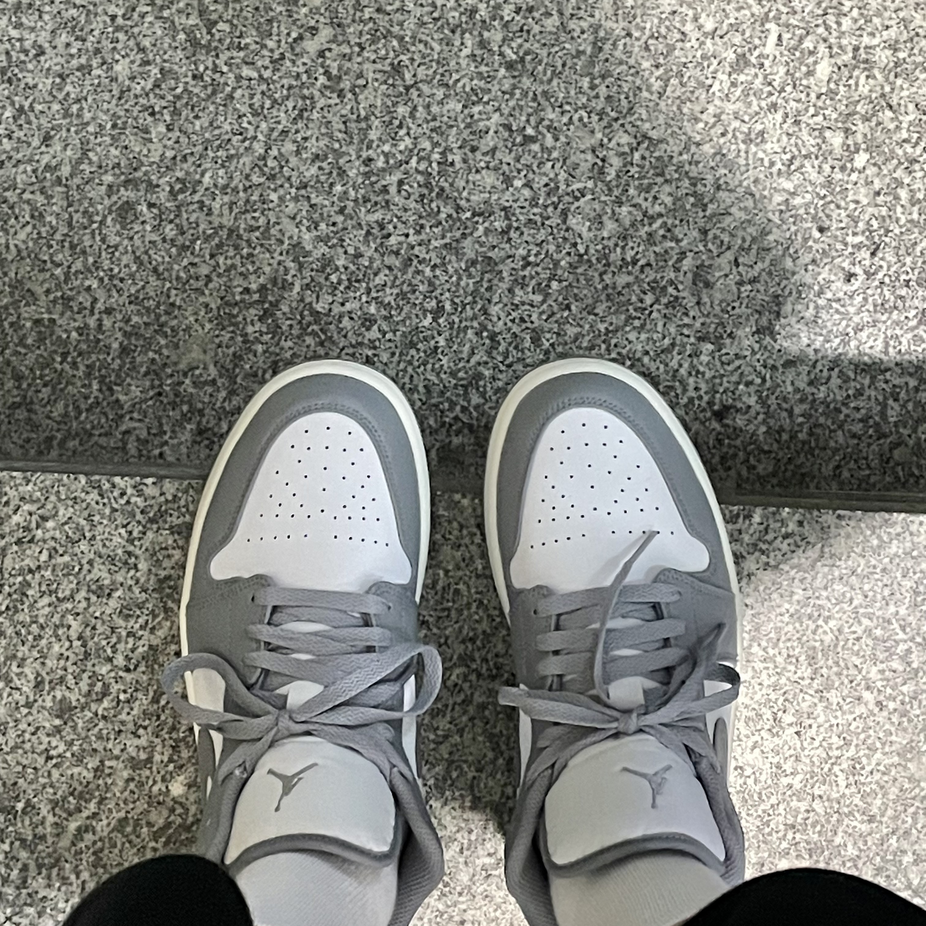 Jordan 1 Low Stealth and White 착용 스타일