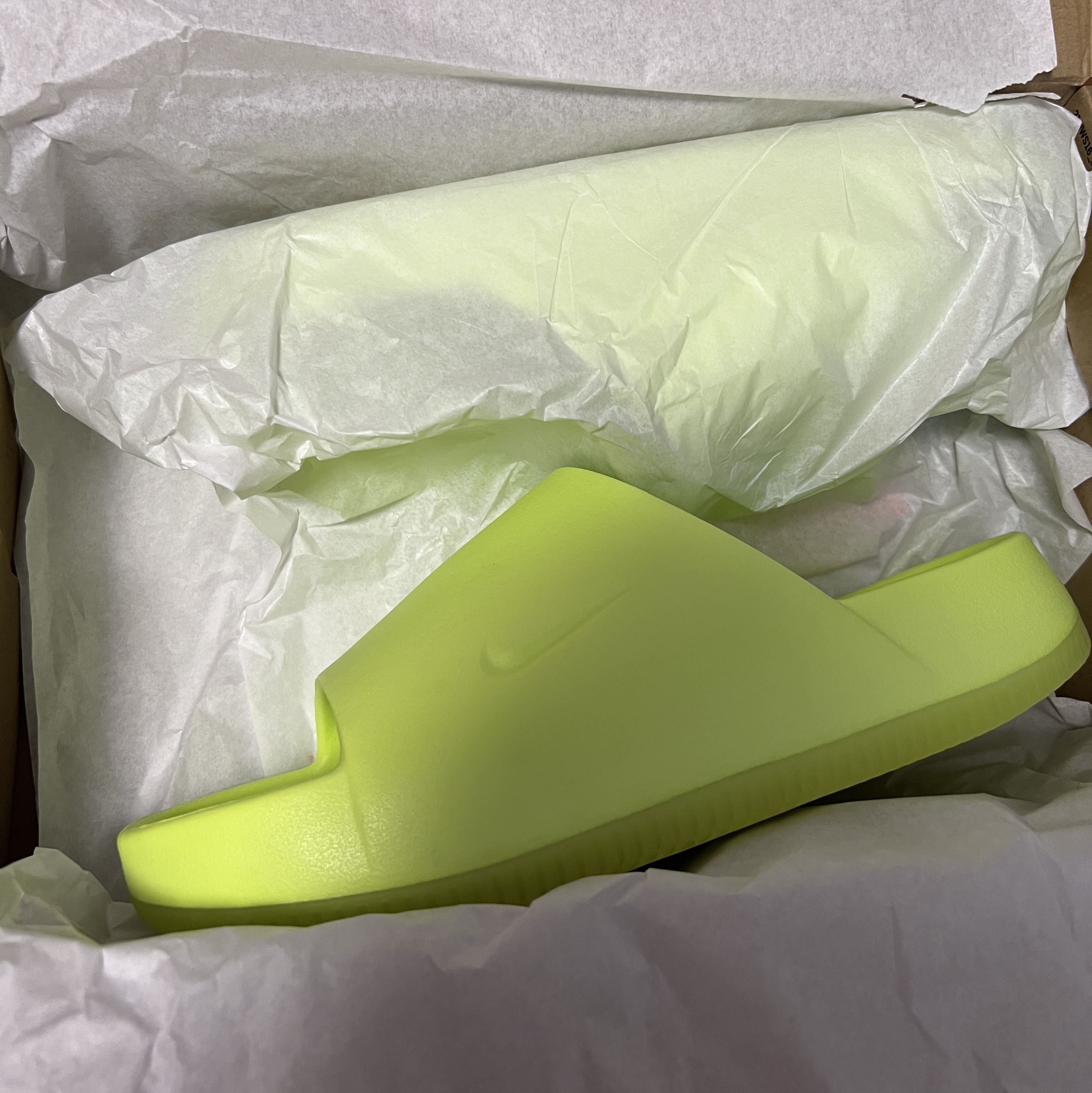 Nike Calm Slide Volt 착용 스타일