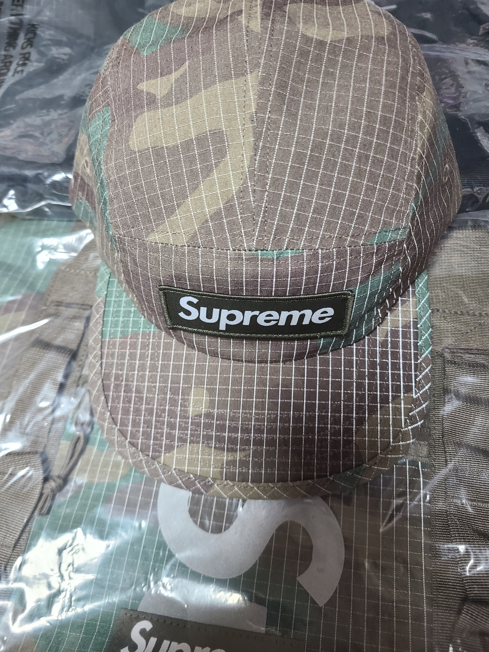 Supreme Reflective Ripstop Camp Cap Woodland Camo - 24SS, Supreme Tote Bag Woodland Camo - 24SS 착용 스타일 - 2