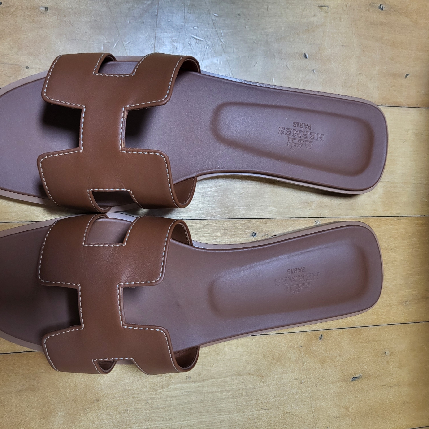 (W) Hermes Oran Sandal Calfskin & Gold Piqures Ecrues 착용 스타일