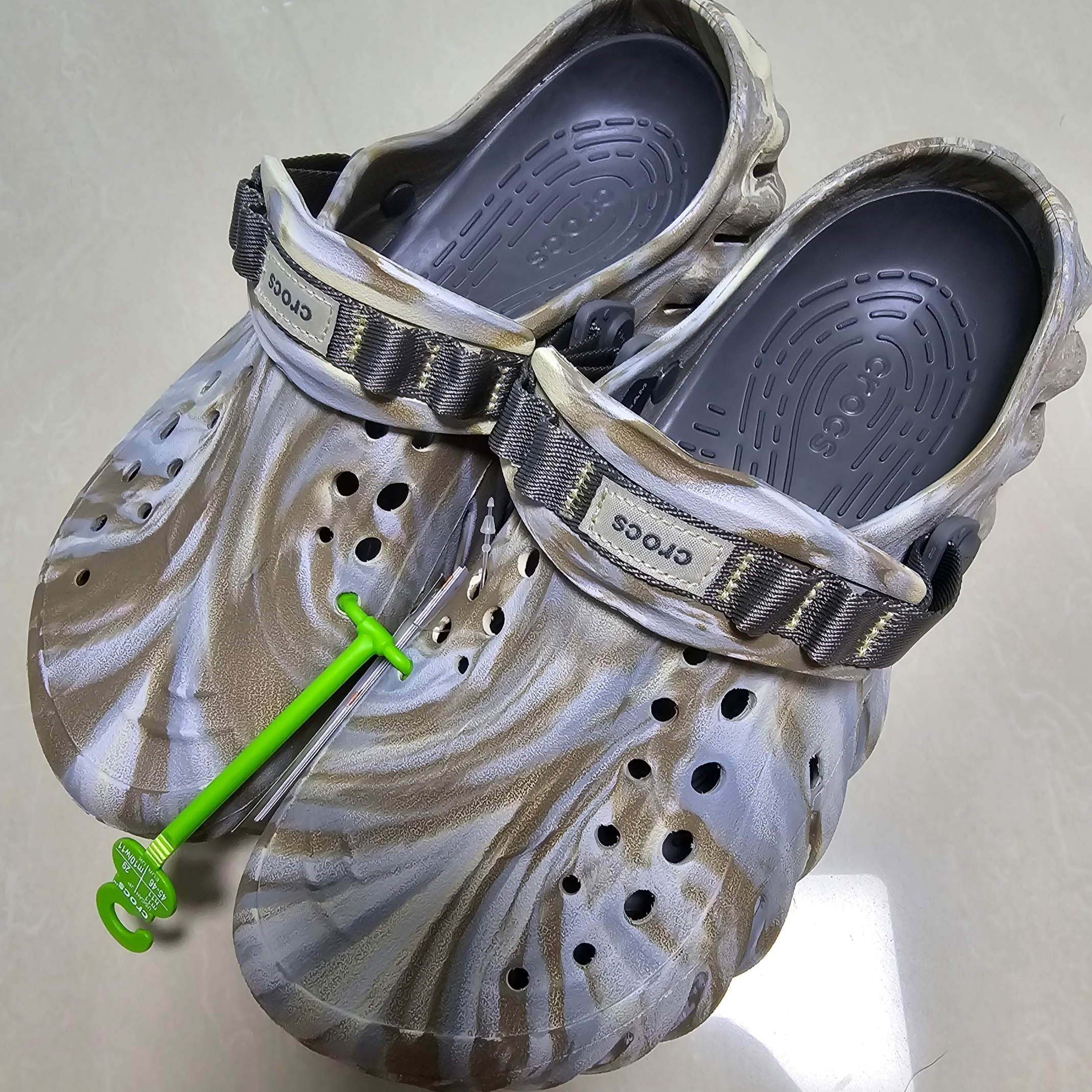 Crocs Echo Marbled Clog Bone Multi 착용 스타일