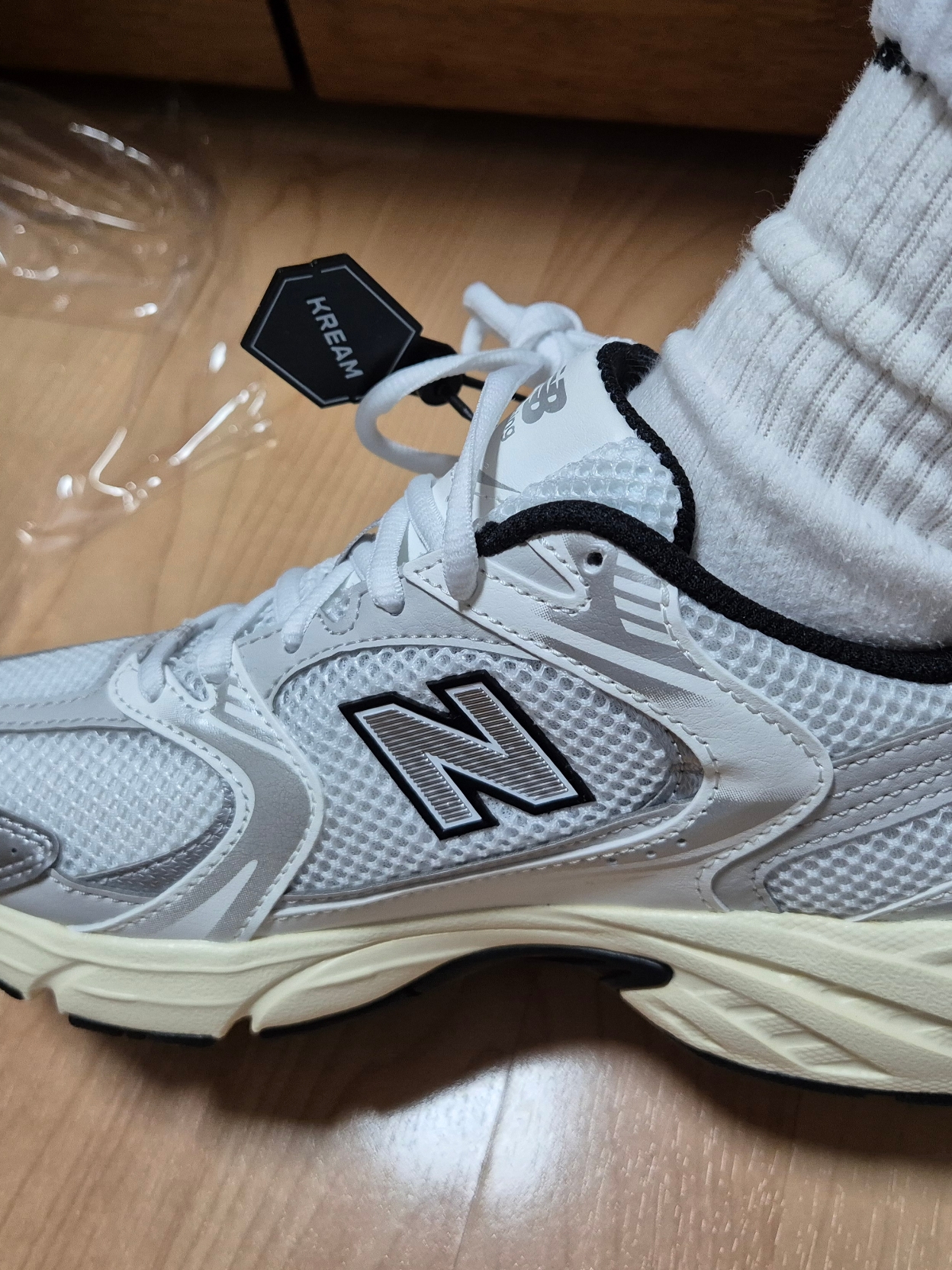 New Balance 530 Silver Cream 착용 스타일 - 3